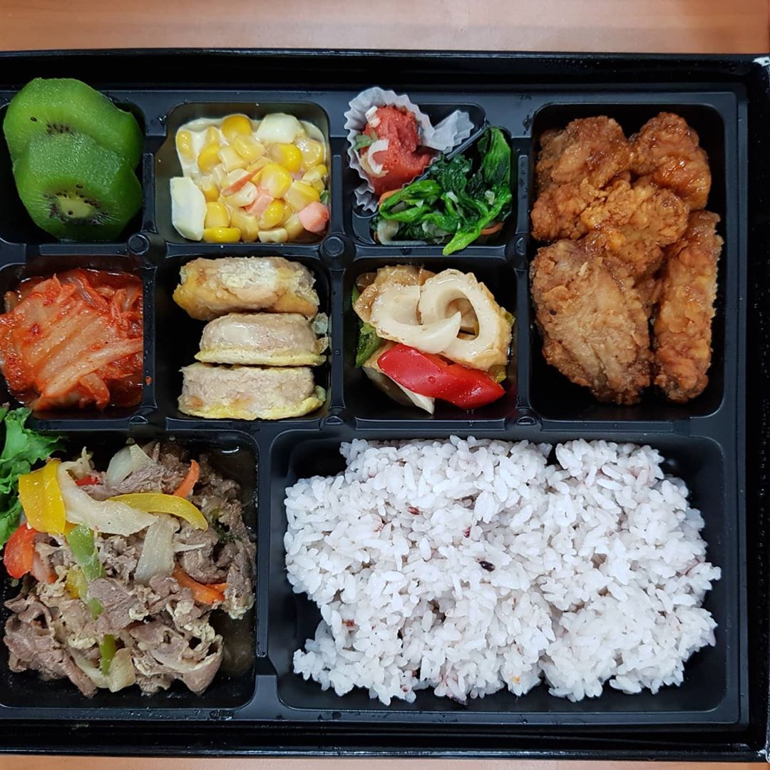 진♡령 on Instagram: “오늘 점심은 집밥 처럼 맛난 도시락!! 업체에서 직접 배송해주는 도시락 #다함푸드 #대구 #영천 #청도 지역 #배송가능 하다는 👍👍 반찬이 짜지않고 자꾸 손이가용 ㅋㅋ