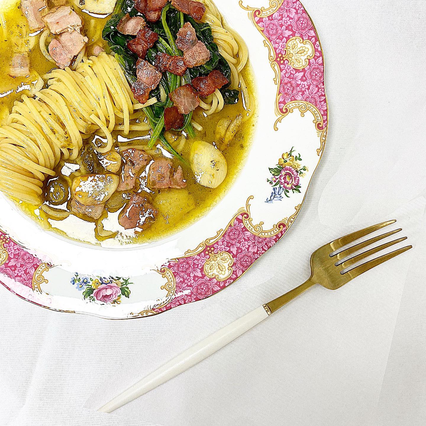 🍝 심플리쿡으로부터 제품을 제공 받아 작성한 솔직한 후기입니다.
⠀
#돌희_집밥
#심플리쿡 할라피뇨 베이컨 파스타
⠀
심플리쿡 밀키트를 이용해서 간편하게 퀄리티 있는 파스타 먹었서요 🤍
⠀
매번 집에서 오일파스타는 알리오 올리오만 해먹었는데 시금치랑 할리피뇨 들어간 파스타 먹으니까 존맛이더라구요 ,,
⠀
할리피뇨가 진짜 신의 한수였서요 ,, 뻔하지 않은 특별한 파스타입니덩 ,,