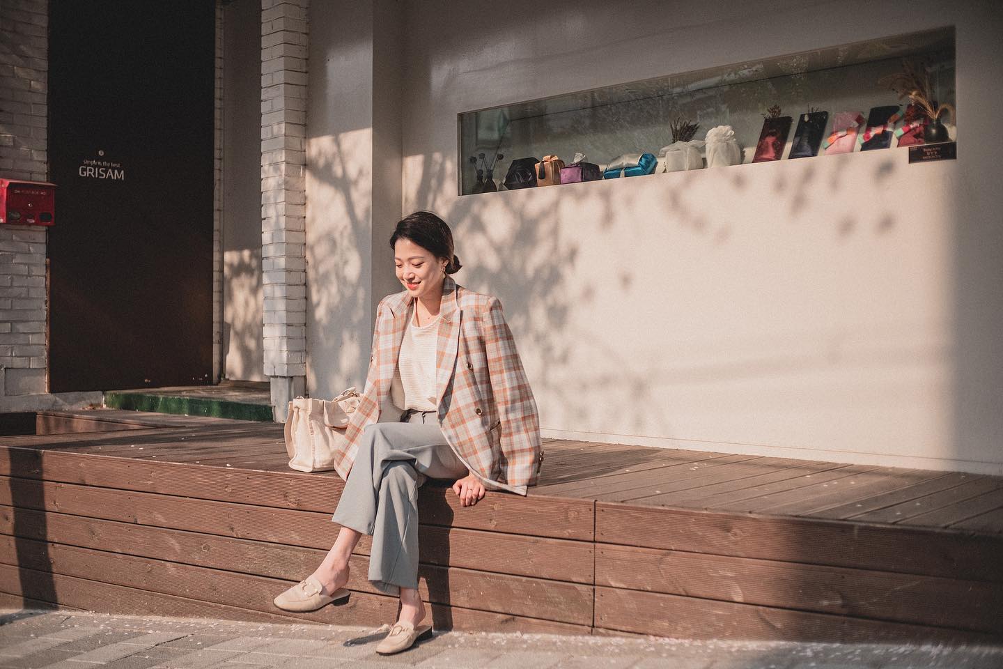 가을 냄새다. 이른 아침, 늦은 밤에 때때로 너무 이른 겨울 냄새가 섞여 있기도 하다만. 아무튼 오롯해지기 좋은 가을 밤을 준비해야겠다.

“여름 밤은 익어가기 좋고, 겨울 밤은 깊어지기 좋다. 봄 밤은 취하기 좋고, 가을 밤은 오롯해지기 좋다. ——가을바람엔 언제나 '미리 도착한 겨울 몇 가닥'이 포함되어 있으니 기다리는 수밖에 없다. 계절이 무사히 지나가기를.”
-모월모일, 박연준