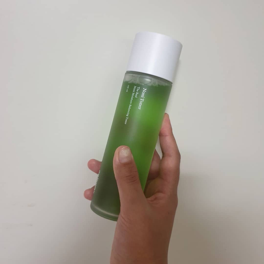류현지 on Instagram: “#셀리맥스노니토너 🌳노니열매 수분폭발 피부영양토너 . 🤢요즘 생전 없던 여드름이 쏙쏙 올라와서 예민한디 내 몸만큼 노화된 얼굴에 영양이 시급하다 . 🌳피부예민