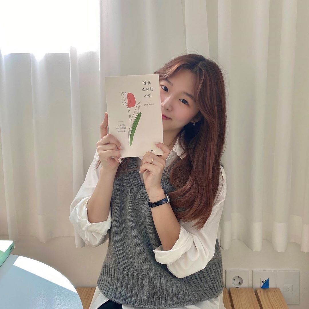 지뇽 on Instagram: “#책읽어주는남자 #베스트셀러 책을 읽는 중간중간, 따뜻하고도 힘차
