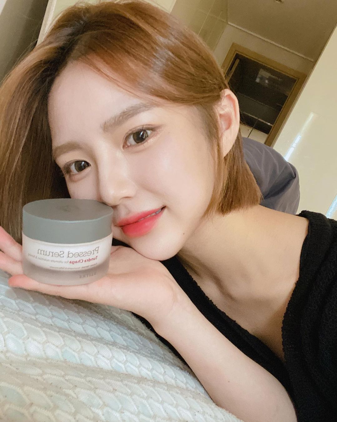 유갱 on Instagram: “요즘 가을이라 뭘발라도 피부가 금방 건조해졌는데 이 크림을 바르고는 장시간 촉촉함이 유지되서 너무 좋았어요 👍 🍀블라이드 프레스드 세럼 툰드라 차가🍀 . . . . .