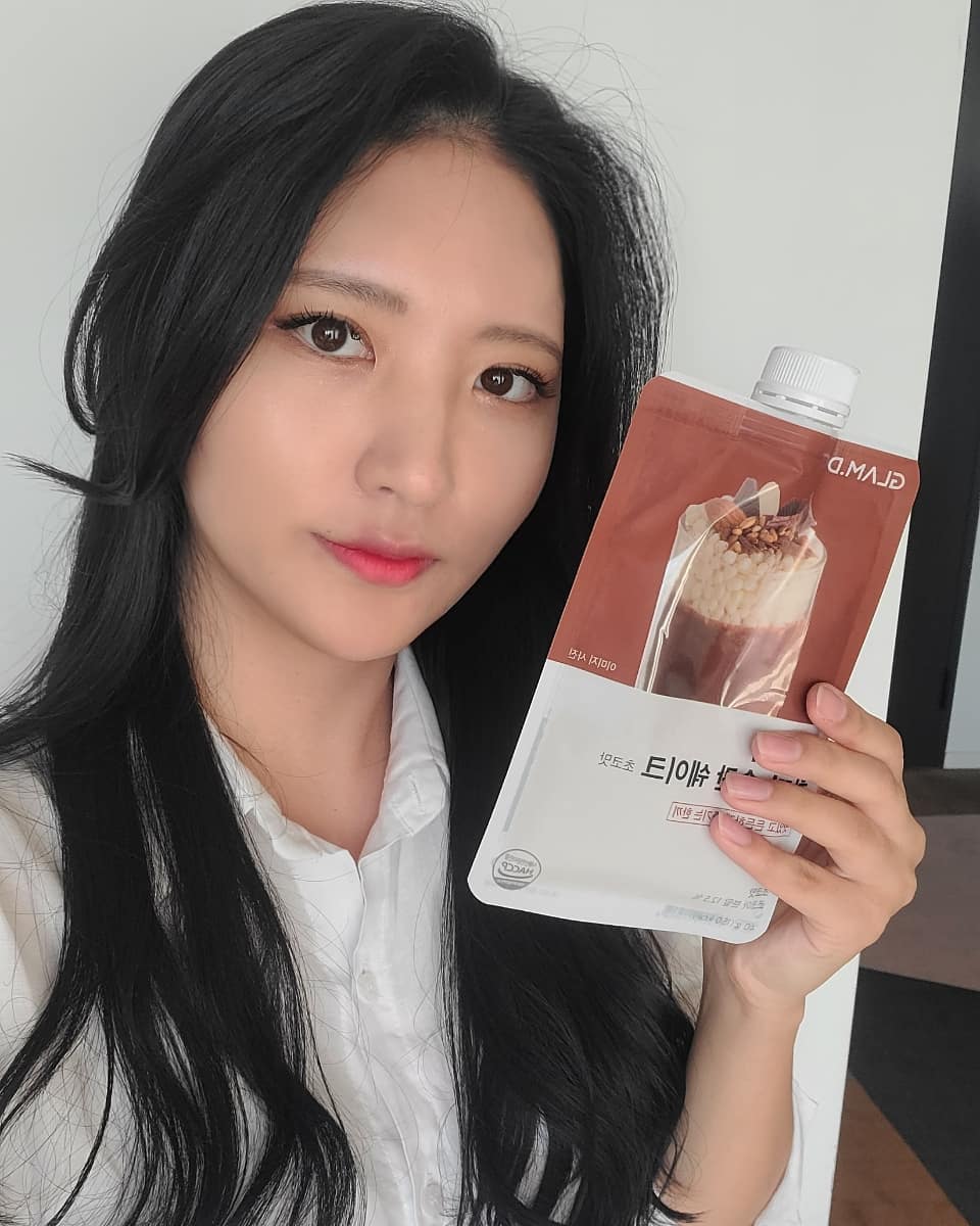@lee_ks___ on Instagram: “#협찬 가볍게 마시는 식사대용 쉐이크🥤 유청분말이 있어서 우유 넣는건줄 알았는데 물만 넣어도 150칼로리로 한끼 대용 완성이에용♡ 개인적으로 초코랑 인절미가 대
