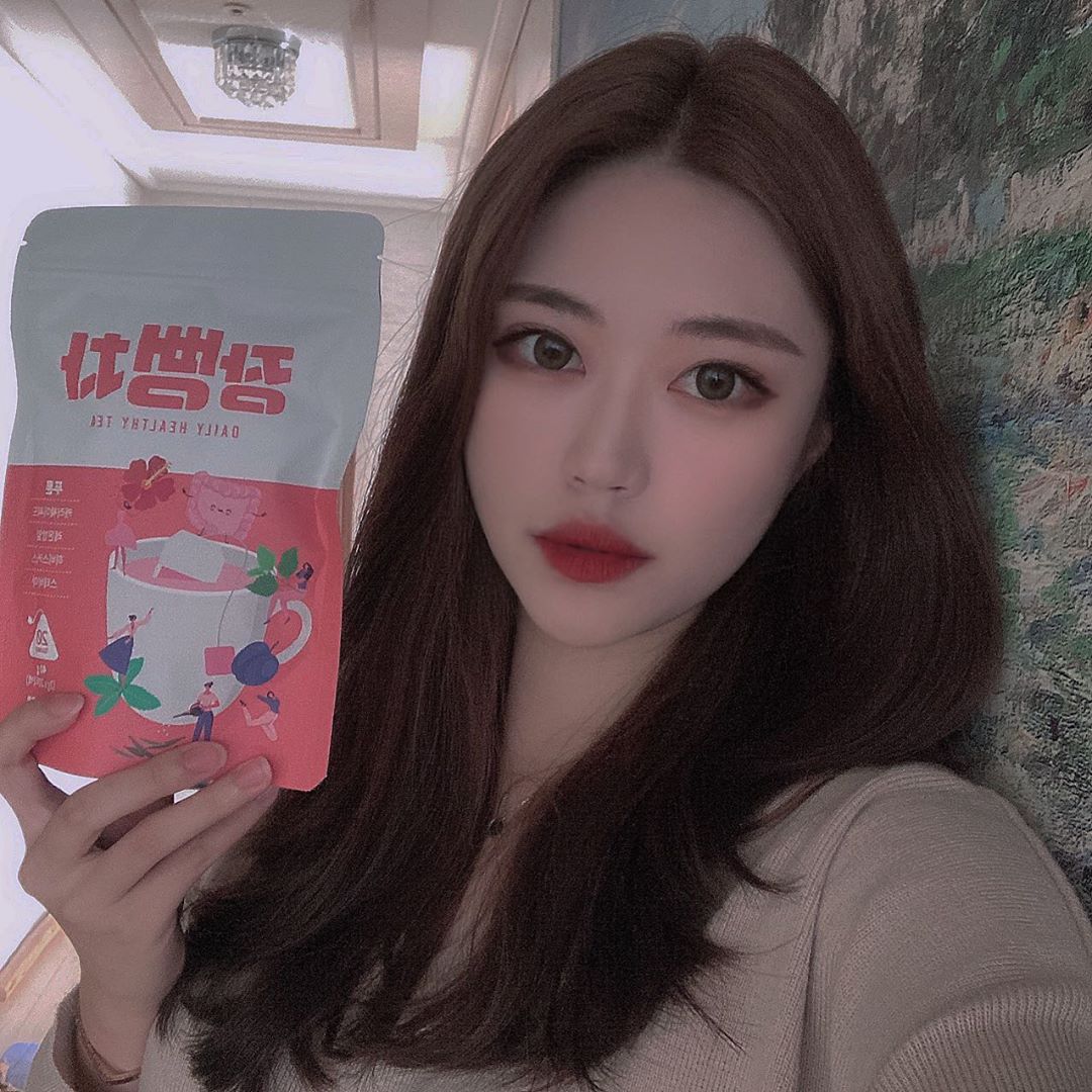 김하나 (@kim_one__1) posted on Instagram: “이 제품은 이름부터 귀여운 장뻥차😳 푸룬과 레몬밤, 히비스커스의 상큼한 맛이 너무 좋고 변비와 장 건강에 좋은 재료로 만든 차🍵 ⠀ 재밌