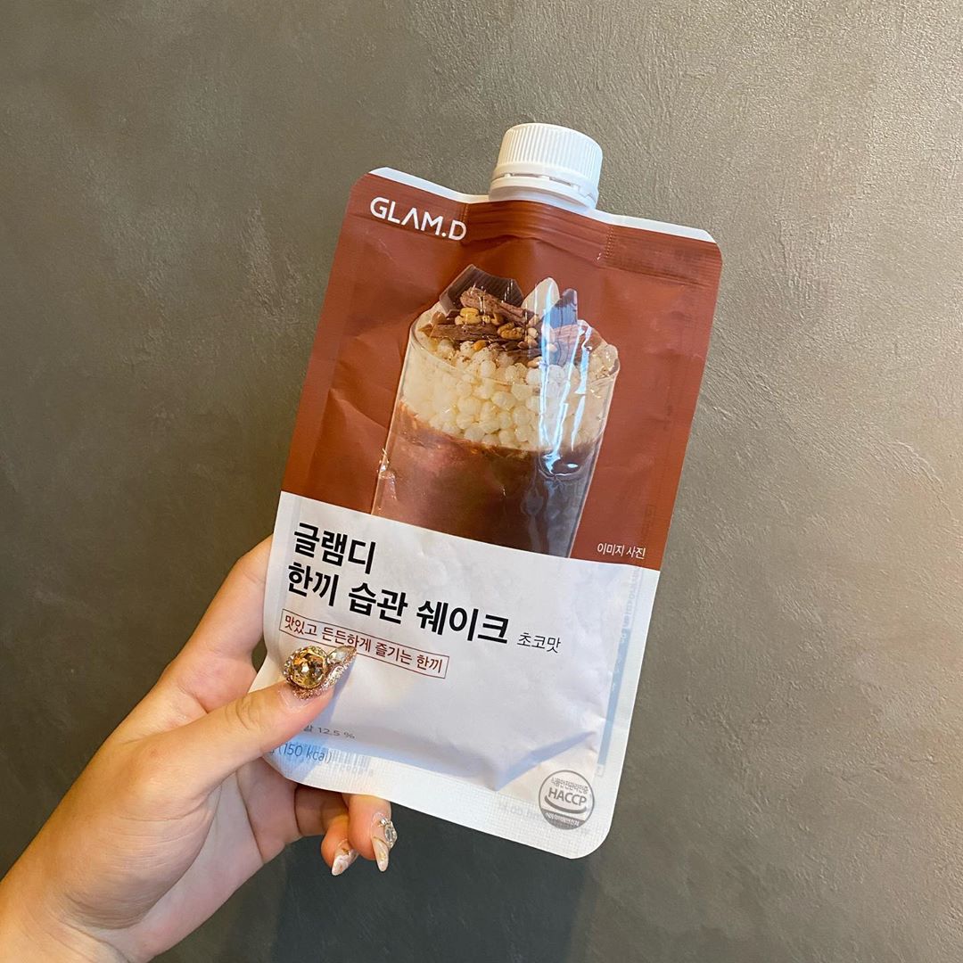 서유진짜예쁨 on Instagram: “[제품협찬광고] 요즘 밥대신 먹는고 마시써 초코 ♡̷̷̷ 표시선까지 물이나 우유 넣어 한끼대용으루 ✨”
