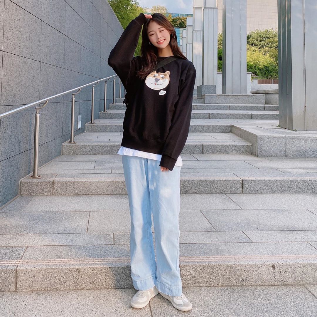 쏘e on Instagram: “#협찬 ⠀ 귀요미 시바견이 있는 옥스타 맨투맨 입고🖤 ⠀ 재질 완전 부들부들 좋구 핏도 낙낙하니 예쁘게 나온듯! ⠀ 댕댕이 옆에 말풍선으로 shiba 써있는거 킬포😚 ⠀ #