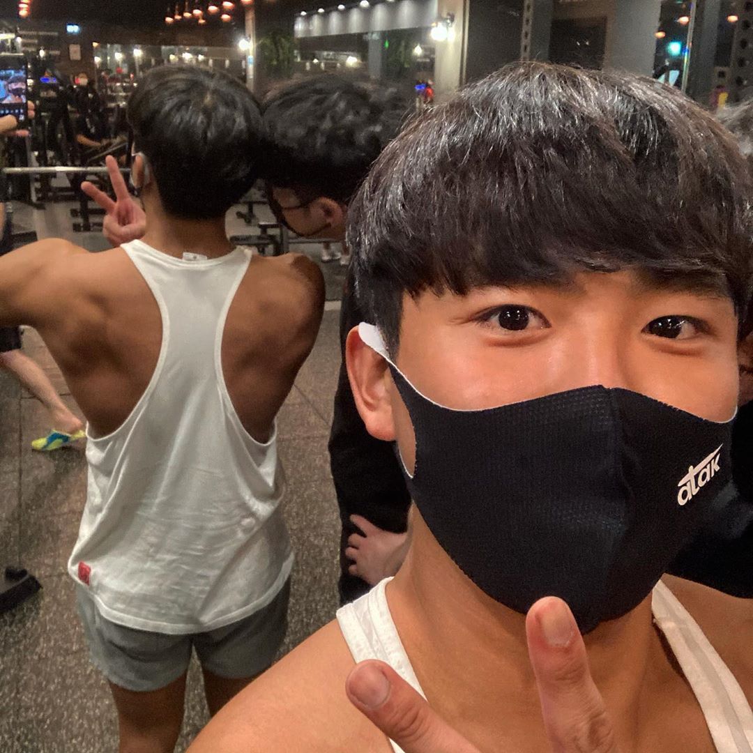 어영준(Eo Yeongjun) on Instagram: “#협찬 16시간씩 쓰고 종일 수업해도 통풍이 잘되서 땀도 잘 안차요 운동할때도 숨쉬기 정말 편하구요! 신축성이 좋아 얼굴크기 상관없이 착용가능