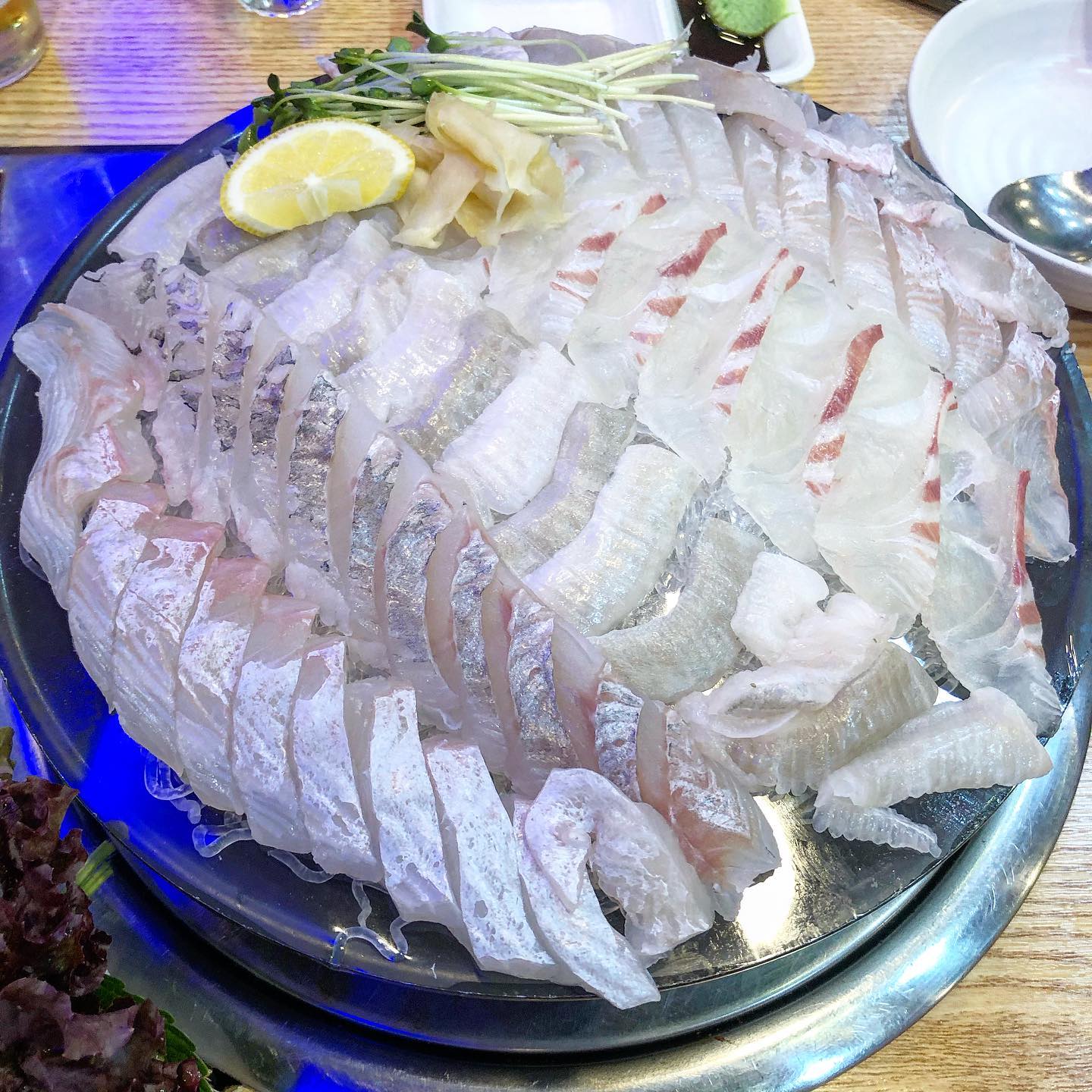 #연휴시작
#내돈내산 
#건대횟집 여긴 첫방문
#어사출또 가성비 좋음
#모듬세트 딱이군
#어사출또건대점  시끌벅적
오늘은 #매운탕 대신 #전어회
가을엔 전어 고소하니 맛있어
#전어회 한접시 12.000원 추가
연휴시작 #씐나씐나🎶