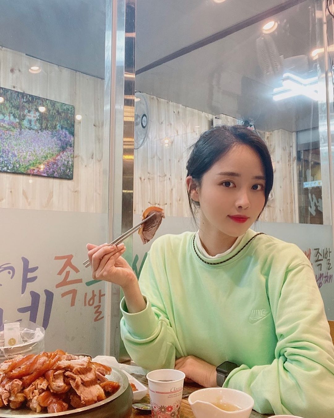 백초아 on Instagram: “#야식의맛 😋 느끼한맛 잡아주는 #청양고추소스 랑 #마늘 올려먹긔🌶🧄
