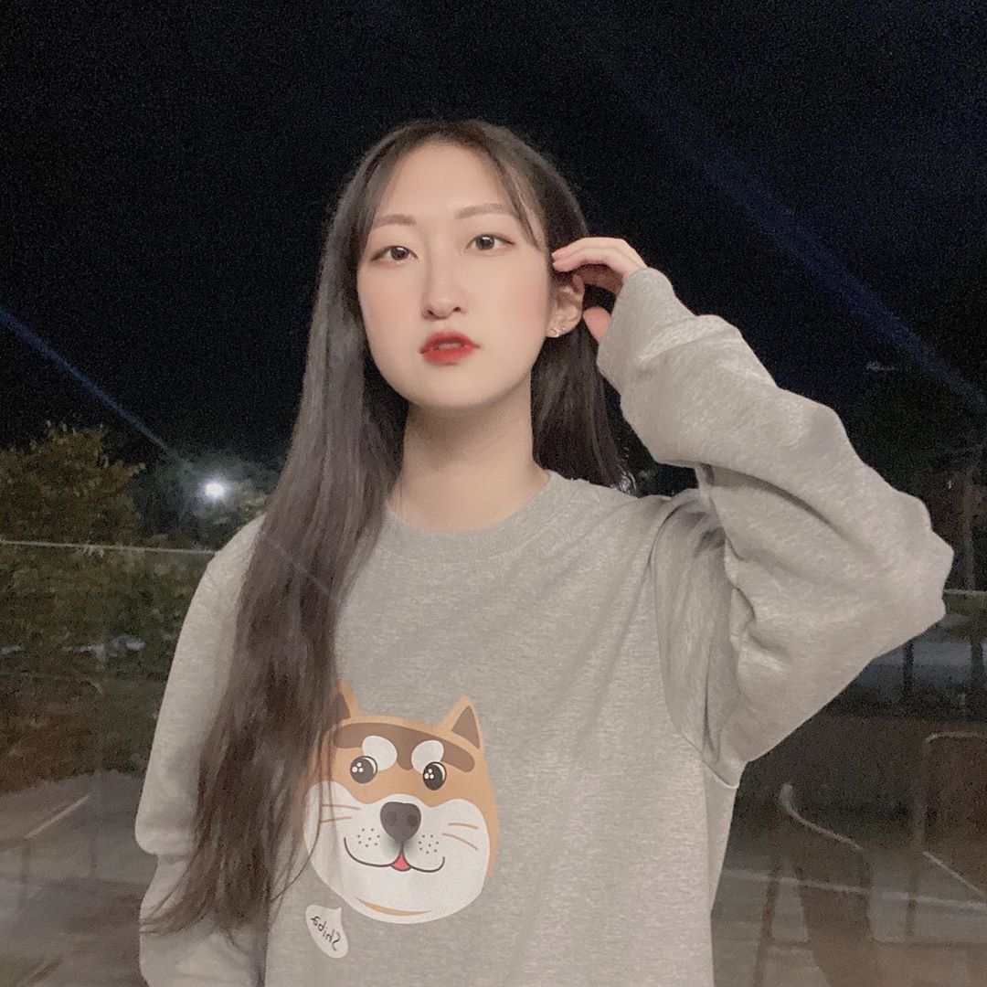 윤채연 on Instagram: “. 디자인이 너무 너무 예쁘고 귀여운 옥스타 맨투맨..♥ 가운데에 크게 있는
