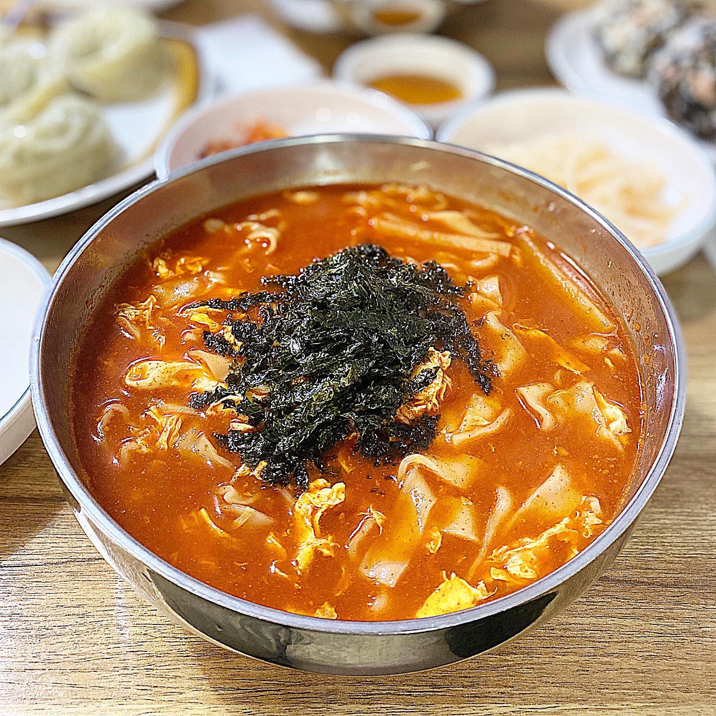 #돌희_서울
잠실 #장칼집
⠀
이 집은 가끔 지나가다가 보던 식당이였고 장칼국수를 판다길래 그냥 한번쯤은 가봐야겠다라고 가볍게 생각만 하고 있었서요 ,, 어느날 장칼국수가 너무 먹고 싶은거에요 ,, 그래서 아무 생각 없이 어떤집인지 궁금해서 네이버에 찾아봤는데 존맛집이라고 극찬하는 분들이 많길래 바로 갔다왔서요 🤍
⠀
항상 가게 앞에 웨이팅하는 손님들이 많았는데 저 역시 1시간 기다리고 들어갈 수 있었섬니다 ,,
⠀
칼국수 맵기를 선택해야되더라구요 ,, 저는 2단계 기본 매운맛을 태태는 3단계 덜 매운맛을 선택했고 왕만두랑 참치주먹밥을 같이 주문했서요 ,,
⠀
일단 맵기에 따라서 농도도 달랐고 맛 자체가 달라서 서로 다른 칼국수를 먹는 느낌이였서요 ,, 그리고 된장보다 고추장을 더 많이 넣고 만든 칼국수였슴니다 ,, 거의 다 먹었을 때 만두를 넣고 같이 섞어 먹으면 맛있더라구요
⠀
제가 장칼국수를 엄청 좋아해서 강릉 갈 때 마다 먹거든요 ,, 서울에서 장칼국수를 너무 먹을 수 있다는 자체가 좋았지만 만족은 안됐서요 ,, 그래도 해소는 됐슴미다
⠀
아 그리고 이 집 수요미식회 나왔서요 !