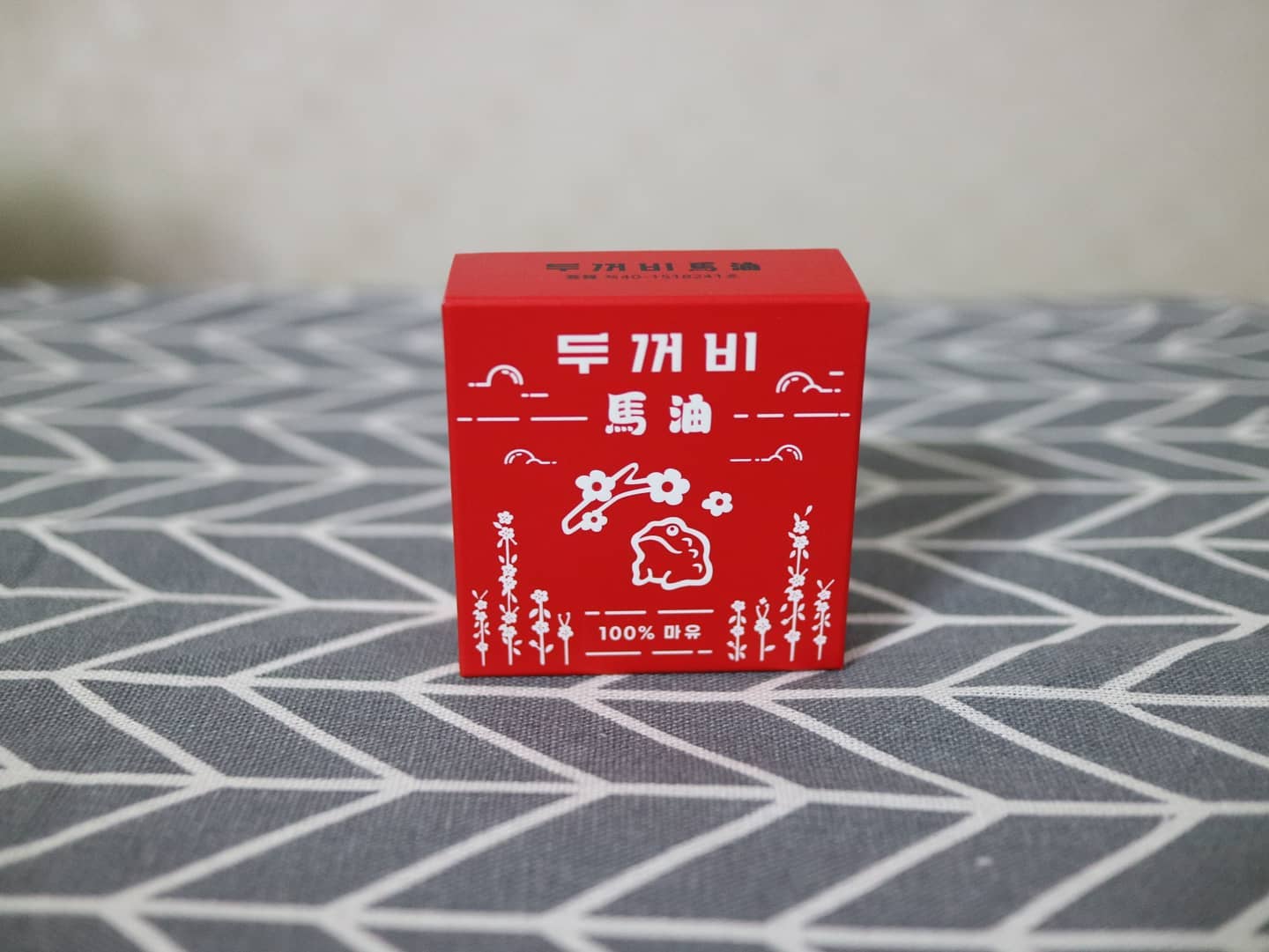 안녕하세요. 메이입니다.
오늘 날씨가 정말 쌀쌀해진게 느껴지는 하루입니다.

날시가 추워지면서 건조해지는 계절이 왔어요. 흐흑 저는 피부가 건조한편이라 특히 이런 계절이 넘 힘들어요. 

그래서 온가족이 멀티크림으로 사용할 수 있는 
#지엘지엔비#두꺼비마유크림 을 선택해봤어요.

전성분 100% 마유크림으로 성분에 온가족이 함께 사용할 수 있는데요.

특히 저는 손등이 너무 건조해서 발라보니 발림성도 좋고, 무향이라 거부감 없이 사용할 수 있더라구요. 

그리고 사용후 끈적거림도 없어서 보습이 잘되는거 있죠? 이제 올가을 보습은 마유크림으로 함께 하려구요!

#마유크림 #제주마유  #여드름크림 #두꺼비기름 #마스크여드름 #마스크피부트러블 #스팟크림 #트러블크림
#홍조크림 #붉은기크림 #얼굴홍조 #얼굴붉은기 #안면홍조 
#붉은기 제거 #천연크림