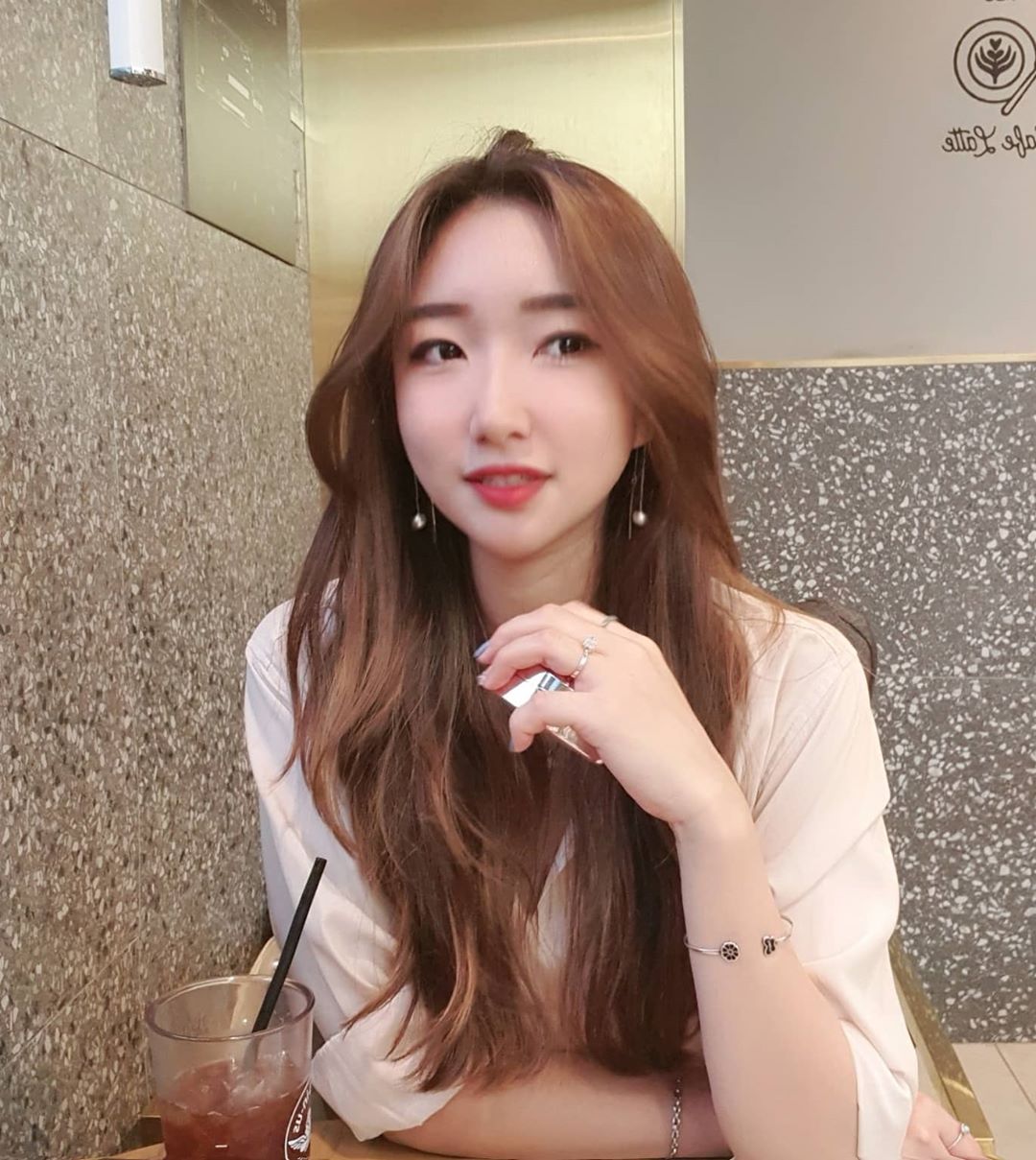 ᴶ ᴱ ᴼ ᴺ ᴳ ᴱ ᵁ ᴺ on Instagram: “꿀 연휴 끝 일상 복귀 🤣 . . . . 겉은 광✨ 촉은 촉촉💦 겉.광.속 촉 #스피큘엑스순살팩트 추천해드려염 커버는 보통이지만 지속력과 촉촉함은 👍 평소