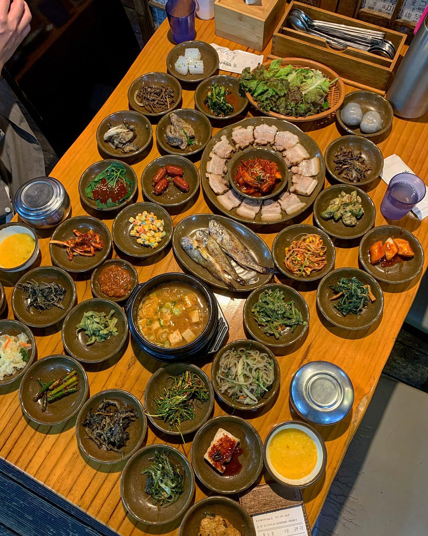 .
#세먹_남양주 #김삿갓밥집 
.
아는 사람들은 다 안다는 25찬에 9000원 밖에 안지만 맛은 존존맛인 한정식집
.
🔥약 한달 반만에 돌아온 세먹그램••• 바쁘다 바빠 현대사회라구요~!
오랜만에 피드는 애정하는 김삿갓으로 결정🔥
.
이미 손님이 너무 많아 사장님께서 티비출연을 거절하실 정도인 곳이다.

평일 오후 1시에 갔음에도 줄이 한창 길었고
한 50분정도 웨이팅 후 들어갔다
(가게 앞에 줄 서면 됩니당)
.
기본 삿갓밥상은 25찬에 9000원이지만
고기가 없기에 수육이 들어간 삿갓정식 주문🙋🏻
.
14000원 삿갓정식은 30찬이나 나온다
서빙해주시는 아주머니가 신의 속도로 후다닥 30찬을 내려놔주신다
.
잡채, 조기구이, 수육, 호박죽, 목이버섯, 고사리 등등 종류가 너〰️〰️무 많다
.
외식을 주로 하는 요즘 오랜만에 요론 
나물 반찬들과 집밥st를 먹으니 진촤 밥 한공기 뜍딱이다
.
된찌도 구수하니 맛있고 각종 나물들 양념도 딱 좋다 
사장님이 진짜 정성들여 하나하나 다 하시고
그 맛이 고스란히 다 느껴진다
.

메뉴만 많은게 다가 아니라 맛까지 완벽한 곳이다
.
밥 다먹고 뒷마당에는 모든걸 다 귀찮아하는 댕댕이도 있으니 꼭 보기!
.
.
💡상호명 : 김삿갓밥집
💡가격 : 삿갓정식 14000
💡위치 : 경기 남양주시 경춘로 1158
.
.
맛 : ☀️☀️☀️☀️웨이팅만 심하지 않다면 매일 갈만한 곳
분위기 : ☀️☀️☀️🌗생각보다 넓고 시골밥상같은 느낌
접근성 : ☀️☀️☀️🌗주차장 있음. 서울에선 쪼끔 먼 편
비주얼 : ☀️☀️☀️☀️ 말모말모 ㅠ