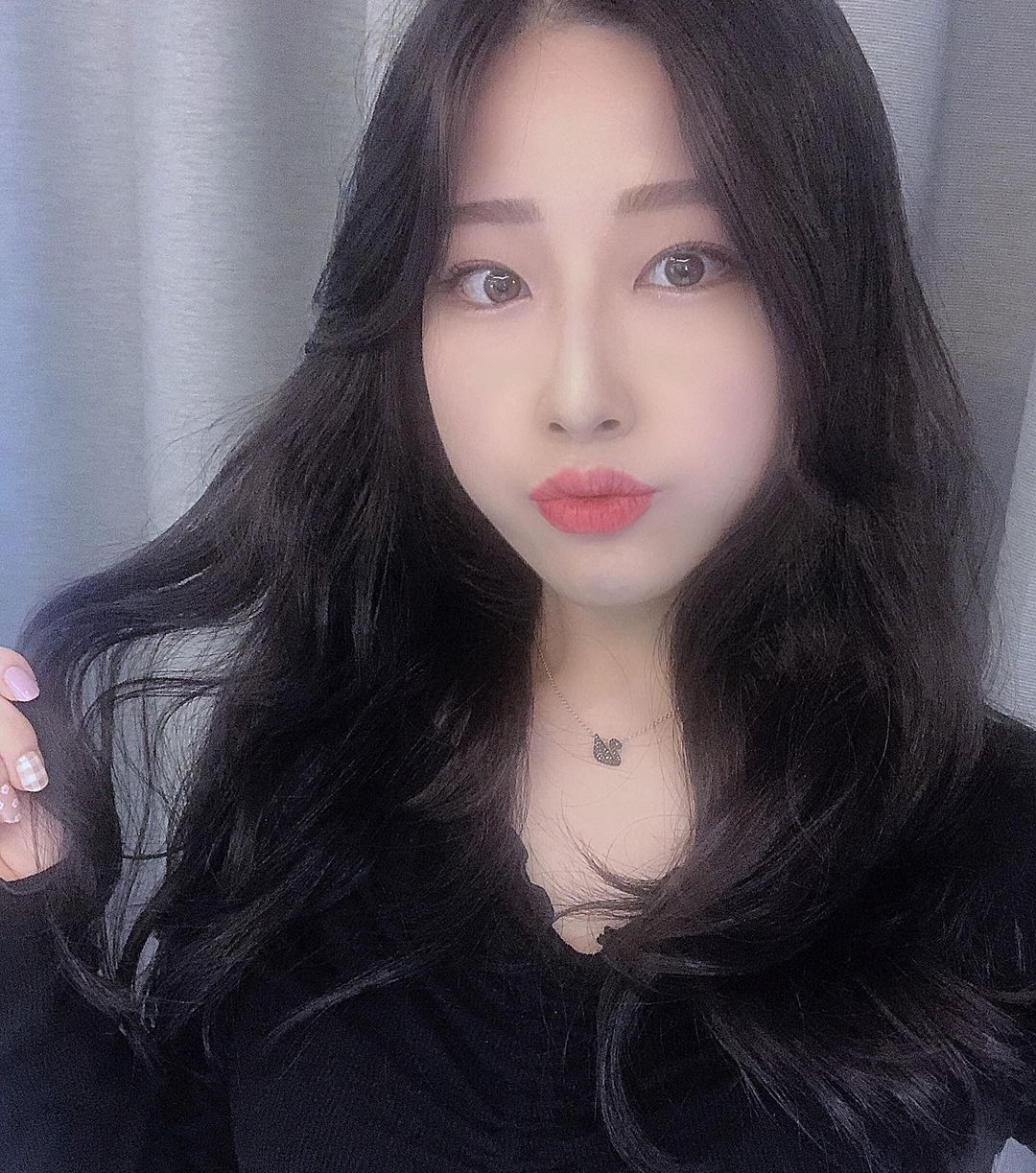 多慧 on Instagram: “🖤 뽀글💇🏻‍♀️ 룸도 프라이빗하게 혼자서 시술하고 하나하나 정성들여 세심하게 해주신 점이 정말 감사했다🙏 #헤어모델 . . . #강남 #ᄎ