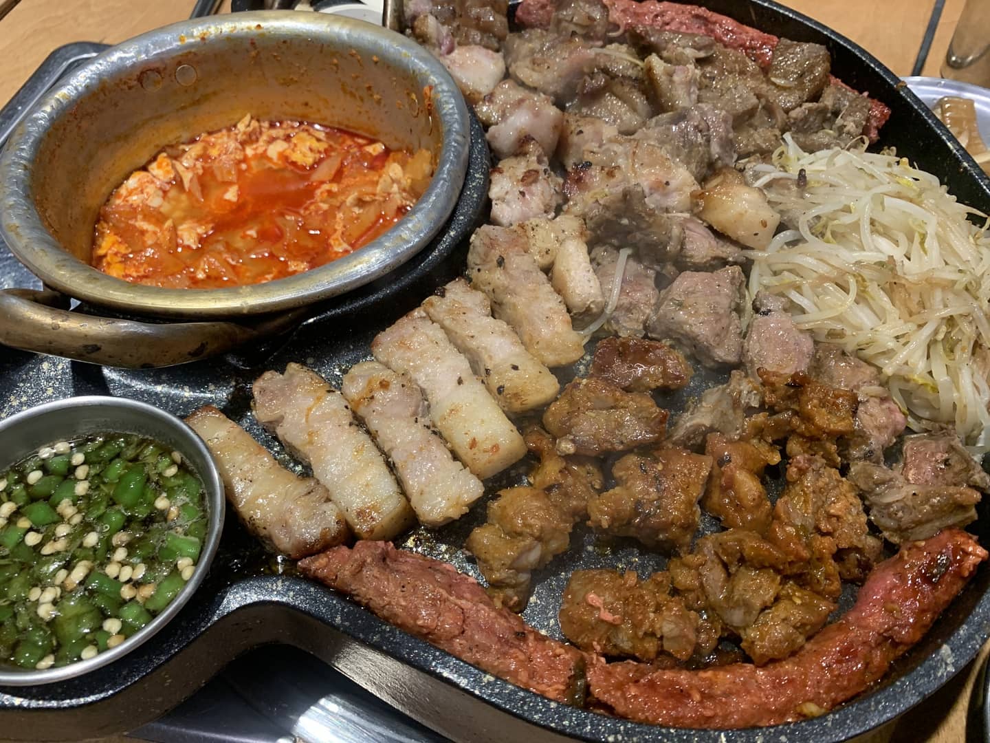 안녕하세요. 메이입니다. 
다소 쌀쌀한 금요일이네요. 10월중에 천안을 다녀왔는데요. 

천안여행중에서 꼭 가봐야할 #천안고기맛집 #꽉찬돼지 를 다녀왔어요. 

#천안맛집 #천안꽉찬돼지 는 천안시청앞에 위치해 있어요. 고기판 꽉차게 고기와 특수부위를 먹었는데요. 쫄깃쫄깃한 돼지고기가 #존맛탱 이었어요.
그리고 마약순두부찌개도 무한리필이라는 사실! 고기를 먹을때 느끼한 속을 풀어준답니다. 

천안에서 푸짐한 고기한상을 원한다면 꽉찬돼지 강추해요~

#협찬 #천안불당동맛집  #천안고기맛집 #천안삼겹살 #신불당맛집 #신불당동맛집  #천안연말모임#불당동맛집추천