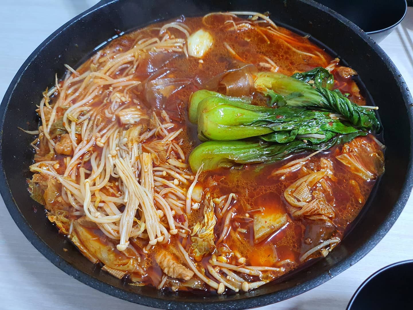 오늘의 음식은 마라탕입니다!
밥맛 없다는 여친의 입맛을 바로 돋궈버리는 마라탕!  마라탕은 쓰촨 러산 지방에서 유래되었다고 하는데요, 원래는 뱃사람이 먹던 음식이라고 합니다. 얼얼하고 매워서 몸의 습기를 빼주고 허기를 달래주어 노동자에게 잘 맞는 음식이라고 해요!
배고픔과 스트레스하고 싸우는 여자친구님의 허기를 달래주러 한 마라탕 하시죠!

#요연 #yaw_yun #요리하는남친 #요리하는남자 #직접만든 #마라탕  #마라 #숙주 #청경채 #럽스타그램 #맞팔 #맞팔해요 #좋아요 #반사 #요리스타그램 #to여친 #소통 #소통해요 #선팔하면맞팔 #맞팔 #맞팔선팔환영
