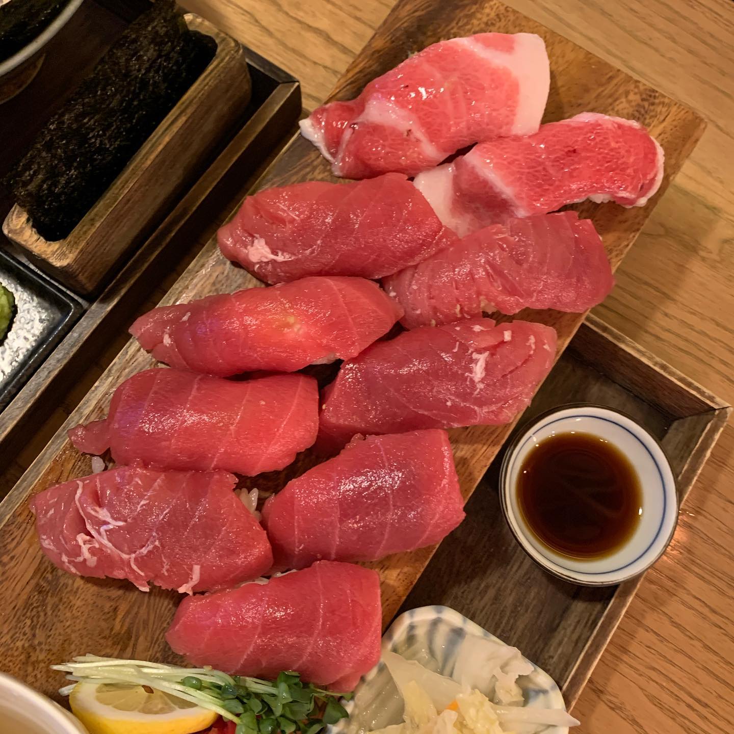 (폐업)🍣연남동 경양마구로 “혼마구로 초밥” 25000원

✔️참치와 연어 덮밥으로 유명한 경양마구로에서 참치 초밥 10피스를 시켜보았다.
✔️참치초밥이다. 오도로2 주도로8개로 구성되어있다. 오도로는 참치 대뱃살, 주도로는 중뱃살 및 등살을 얘기하는데 입에서 살살 녹는다.
✔️얼큰한 바지락국이 기름기를 잡아준다.

🔍위치 : 서울 마포구 동교로39길 4 1층

😊서울에 있는 초밥집을 리뷰해요 chobabee_seoul 

#서울초밥 #연남동초밥 #초밥맛집 #연남동저녁 #경양마구로 #먹스타그램 #먹방 #음식스타그램 #초밥먹방 #먹그램 #푸딘코 #푸딘코초밥 #food #sushi #sushi_seoul #seoul #맞팔 #선팔 #좋아요반사 #음식리뷰 #먹방  #좋아요테러 #좋아요반사 #팔로우 #맞팔환영 #맞팔 #선팔하면맞팔 #선팔맞팔 #좋아요테러 #좋반 #좋아요 #좋아요반사 #팔로우 #맞팔환영 #맞팔해요 #선팔하면맞팔 #선팔 #follow4like #fff