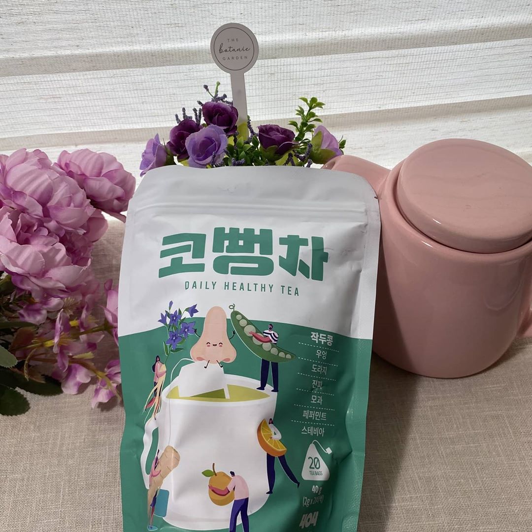 그여자의 책상 on Instagram: “#협찬 기관지 안좋은 분들 주목해주세요~ 😅환절기만 되면 약한 기관지로 고생했었는데... 독특한 이름의 차를 발견했어요! 일명 🌟코뻥차🍵🌟 요즘 비염 증