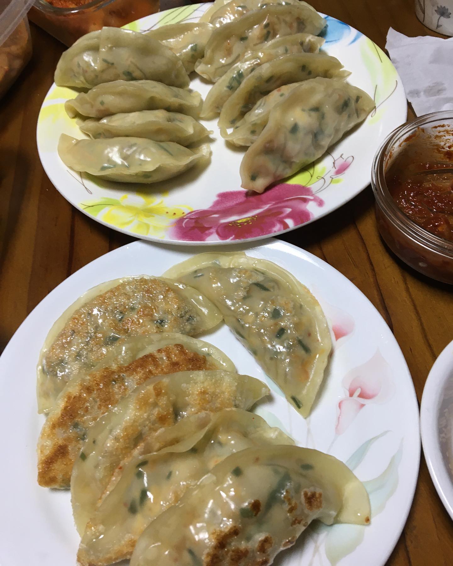 오늘의 저녁: 군만두, 찐만두
재료: 다진 돼지고기, 두부, 부추, 숙주, 당면, 김치, 만두피 
.
.
.
1. 당면은 삶아서 다진다.
2. 돼지고기는 볶아놓는다.
3. 부추는 다져서 놓기
4. 두부는 물기 빼고 으깨기
5. 숙주는 데쳐서 다지기
6. 김치 물기빼고 다져놓기
7. 1~6 재료 다 섞기
8. 만두피에 올려서 만두만들기
9. 굽거나 찌면 완성
.
.
.
동생이랑 만들다가 성질 나올뻔.. 아오 빡쳐

#오늘의저녁 #요리스타그램 #저녁메뉴 #요리  #요리레시피 #만두 #군만두 #찐만두 #홈메이드 #수제만두  #저녁밥 #냠냠 #항냥냥  #퍼묵퍼묵 #요리하는여자 #밥먹자 #레시피 #저녁메뉴추천