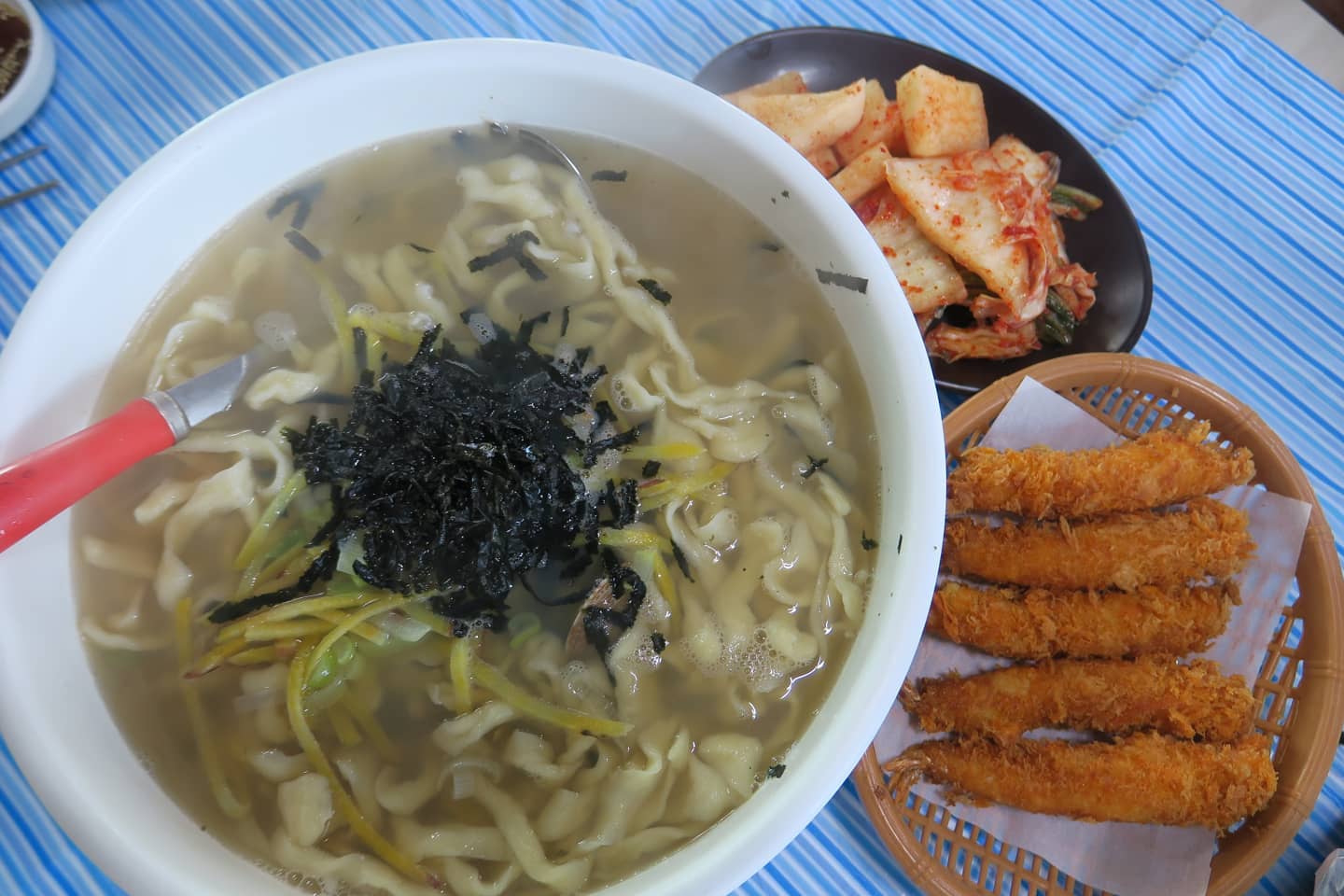 안녕하세요. 메이입니다. 요즘 날씨 너무 좋져?? 너무나 좋은 날씨덕에 오랜만에 주말에 강화나들이를 다녀왔어요.

강화나들이 가는길에 들린 #강화점심맛집 #강화손칼국수 에 다녀왔어요.

저렴한 가격에 많은양으로 뜨끈한 국물에 고향의맛으로 입소문이 난 강화손칼국수! 명성 그대로 쫄깃쫄깃한 면발에 시원한 국물 너무 맛있더라구요. 

칼국수와 함께 먹기좋은 새우튀김도 바삭바삭하니 잘어울려요. 

#협찬 
#강화손칼국수 #강화손칼국수본점 #강화도맛집 #강화도맛집추천 #강화도가볼만한곳 #강화도점심 #손칼국수맛집
#강화도여행 #석모도가는길 #석모도맛집 #보문사맛집 #칼국수맛집 #동막해수욕장맛집