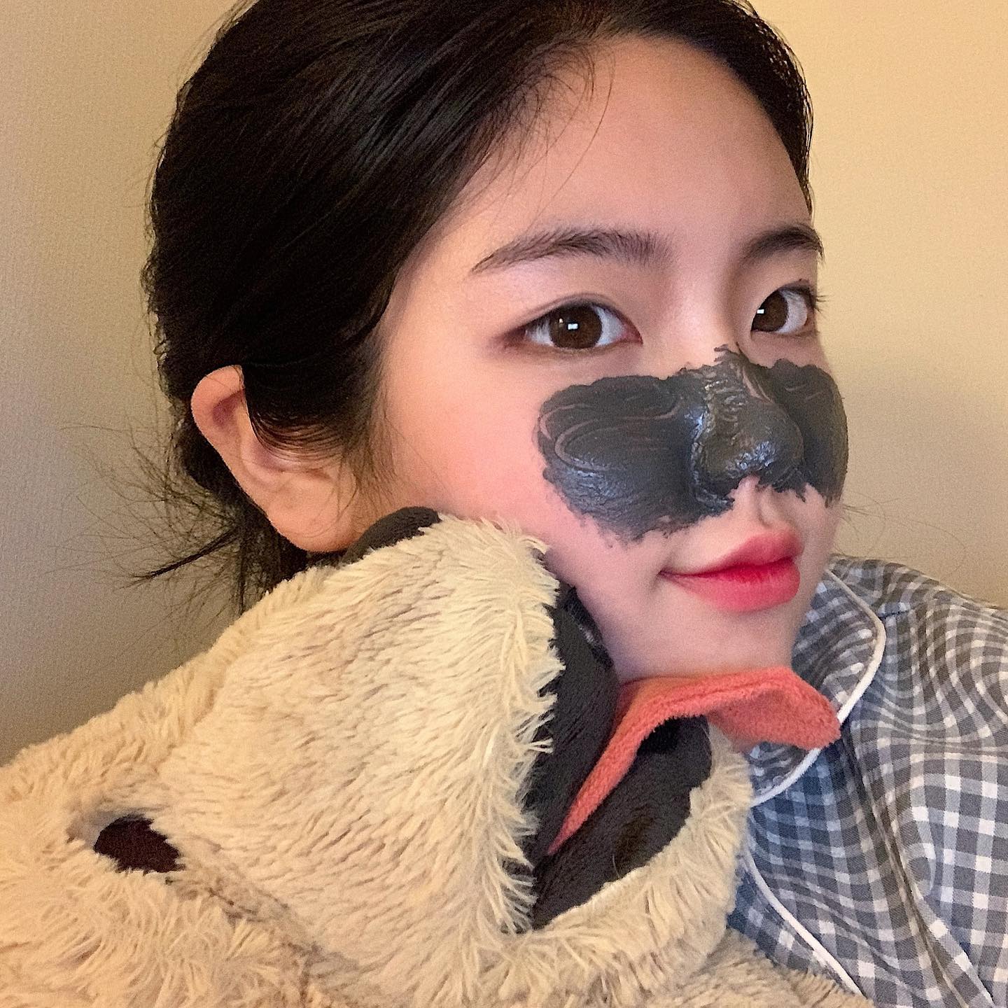 ♥몬스터팩토리 블랙해드 클리어 코팩♥
⠀
이 놈의 블랙헤드는 관리를 해줘도
자꾸자꾸 생겨나죠ㅠㅠ!
예전에 붙였다가 뜯어내는 코팩을
썼었다가 엄청 자극적이고
되려 모공이 점점 넓어지는 것 같아서
한,, 몇 년 동안은 코팩만 따로 해준 적은
없는 것 같은데 요 제품은 팩타입이라
엄청 부드러워서 자극이 없어요!
내장되어있는 브러쉬도 탄탄한
2중 돌기에 밑부분은 압출기능까지
있어서 더욱 효과적으로 관리가 가능해요😉
⠀
숯가루가 함유되어 모공청소&피지흡착에
엄청난 효과를 보여요! 그리고
세안 후에 각질제거가 되서
보들보들한 피부는 덤이고
건조하지않아서 더더욱 좋았어요
저자극에 촉촉하고 순한
코팩 찾으신다면 추천드려요🖤
⠀
#몬스터팩토리 #monsterfactory #몬팩 #몬스터팩토리블랙헤드클리어코팩 #블랙헤드클리어코팩 #블랙헤드코팩 #블랙헤드 #블랙헤드제거 #피지관리 #몬스터팩토리에서_제품협찬 monsterfactory__official 
⠀
제품링크 : https://bit.ly/2SrCptT