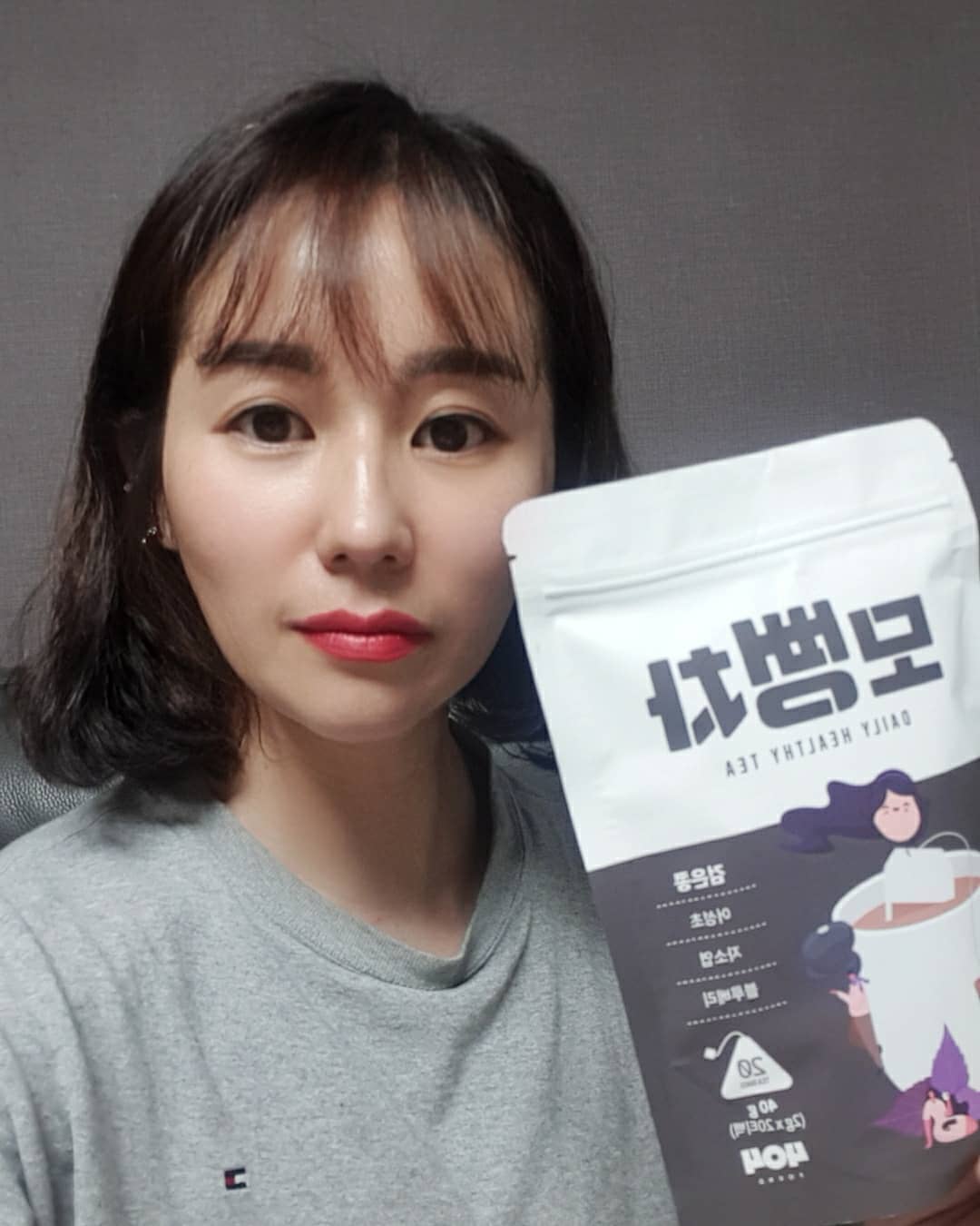 @hyevely_11 shared a photo on Instagram: “탈모 예방 방지를 위해서 마시는 #모뻥차 . 모뻥차에는 탈모예방과 방지에 좋은 검은콩, 어성초, 자소엽, 블루베리가 들어있으며 가볍게 즐기실 수 있는 티