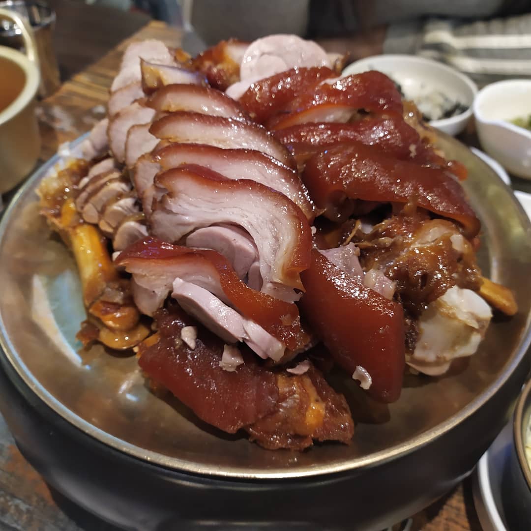 빨간하트 on Instagram: “왕십리 호야네족발! 11번 출구 나가서 쭉~ 가다가 왼쪽 상가거리로 들어서면 있어요. 요즘은 온족발이 대세죠? 따뜻하게 먹으라구 밑이 촛불 켜주시는데 귀엽네용 ㅎ