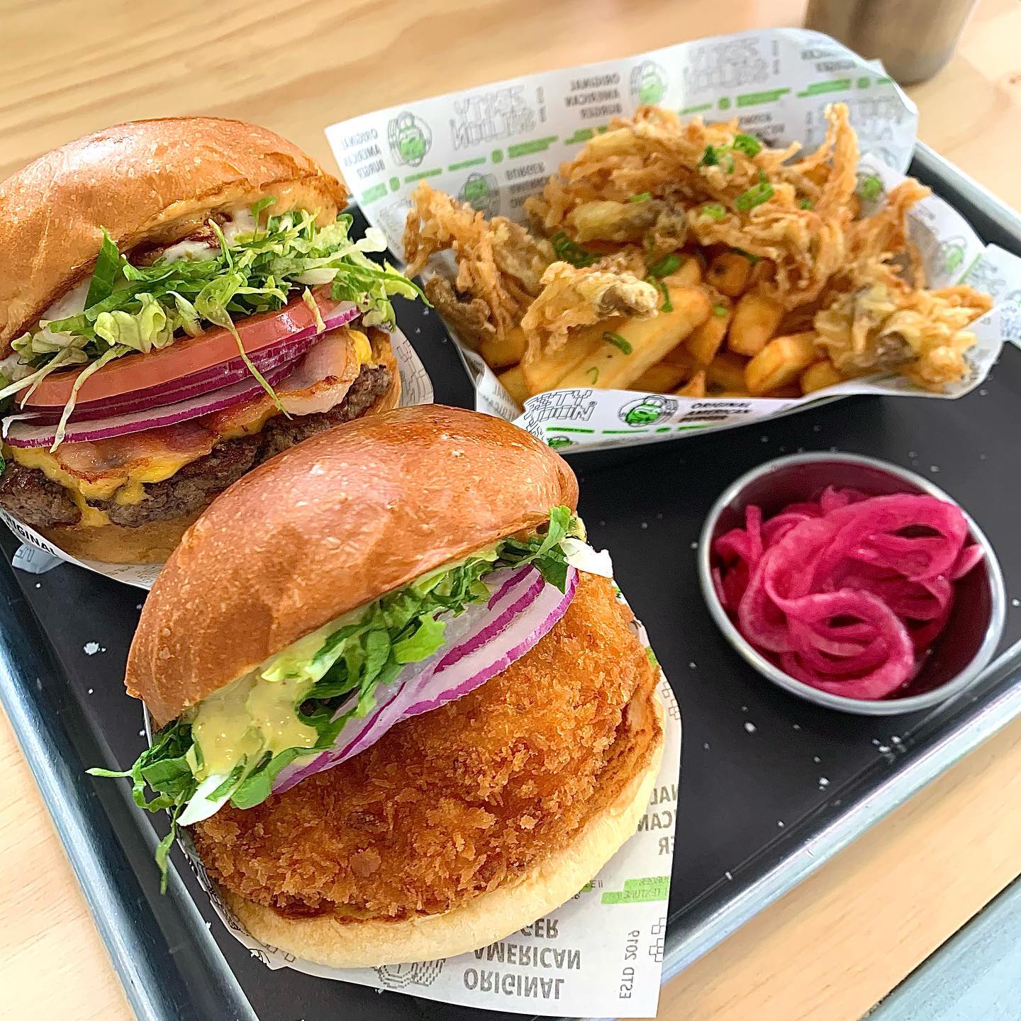 #협찬 #제스티살룬
⠀
이영자님께서 극찬하신 수제버거집 다녀왔어요🍔
⠀
전지적 참견시점 방송 이후에 실시간 검색어까지 등장했었던 ..
성수동이 아마 1호점인데 아직까지도 줄이 어마어마해서 엄두를 못 내요 ㅠ😭
한 번 시도했었다가 발길을 돌렸었던 기억이ㅋㅋ🤣
그랬던 새우버거 맛집 제스티살룬이 연남점에도 오픈을 했다구 합니다👏🏻👏🏻 쏴리질러~!~!~!🥳
⠀
새우버거는 무조건 먹어봐야 한대서 와사비 쉬림프 버거 하나, 그리구 베스트 메뉴인 제스티갈릭 버거 하나 주문!!
버거에 빠질 수 없는 프라이도 트러플 머쉬룸 맛으로 주문!
⠀
사실 햄버거를 자주 먹지 않구 치킨 패티 종류로만 먹어봐서 아는 새우버거라고는 어릴 때 먹어 본 롯x리아 제품이 전부였는데, 전 이제 여기를 떠올릴 거 같아요...💚 (왜 극찬하는지 알 거 같은)
새우패티 두께가 우선 장난이 아니구 속이 꽉꽉 탱글탱글하게 가득차 있어요😋
자칫 느끼할 수도 있겠는데 그 맛을 와사비가 잡아주니까 심신안정..스트레스 해소..💗
⠀
한국인은 역시 마늘없이는 못 산다는데, 제스티 갈릭 버거도 마늘향 뿅뽕 나면서 소고기 패티 + 아메리칸 치즈 조합 최고..ㅠㅠ
둘 다 넘 맛있었지만 요기 만약 방문하신다면 새우버거 꼭입니다 꼭...!!! 한 입 먹을때마다 새우가 팡팡✨
⠀
앗 그리구 트러플 머쉬룸 프라이를 주문했는데 트러플 소스가 뿌려진 건 아니고 트러플 향이 오묘하게 돌면서 버섯튀김도 같이 나오더라구요!! 넘 맛있었던🍄 케찹에 찍어서 냠냠👍🏻

zestysaloon 
<제스티살룬 연남>
- 제스티 갈릭 : ₩9,300
- 와사비 쉬림프 : ₩10,300
- 트러플 머쉬룸 프라이 : ₩5,800
- 코카콜라 : ₩2,500
⠀