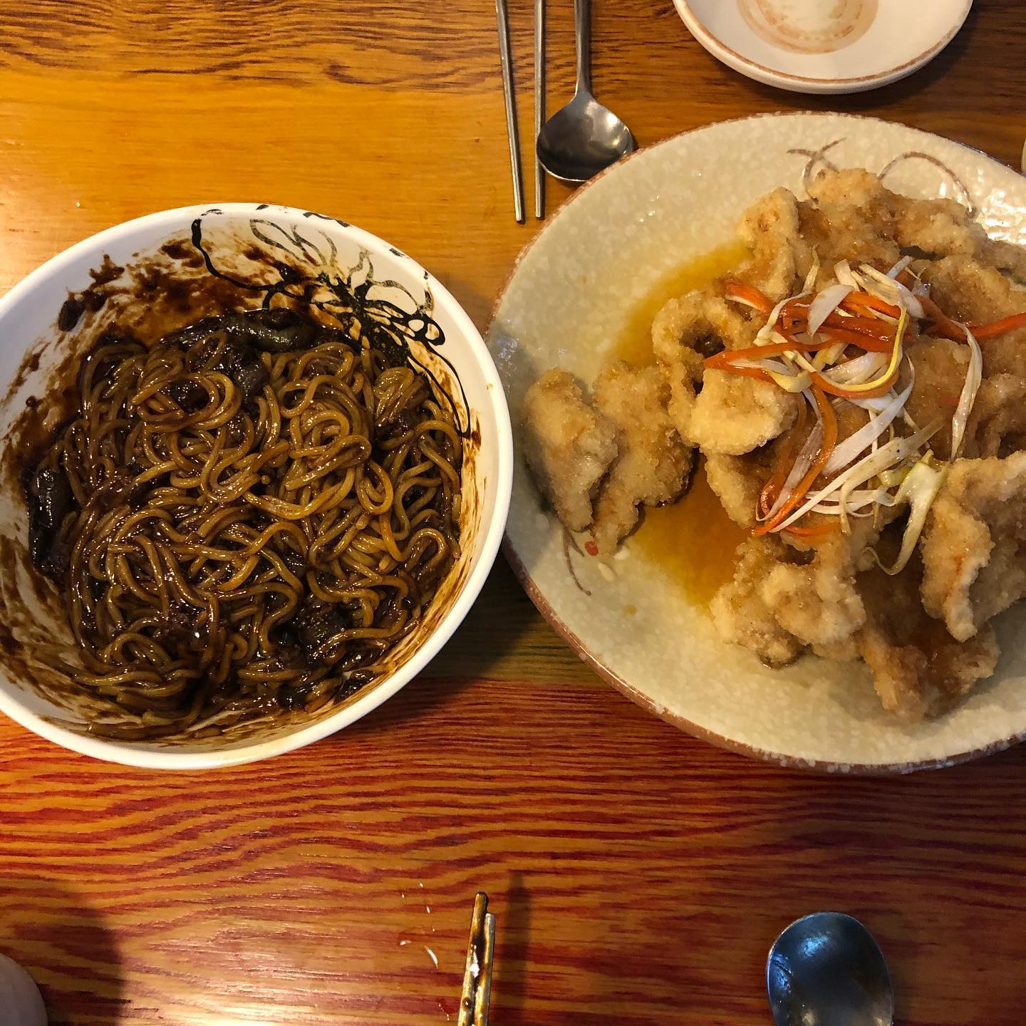 고려대_#용초수 

#꿔바로우가 확 떙겨서 요기조기 찾다가 고려대생 맛집을 찾아버렸습니다!! 일단 #가성비 대박! 꿔바로우가 13,800원! 다른 #중국집 가면 이가격이면 정말 혼자먹기도 부족한 양인데 여긴 보시다시피 진짜 양이 엄청나요!! 원래 친구랑 메뉴 두개에 사이드로 꿔바로우를 먹으려고 했지만 사장님이 양 너무 많다고 1개만 시키라고 하시더라고요! 그래서 짜장면 픽했는데! #짜장면 도 맛집입니다 ㅎㅎ 왜 사람들이 많은 지 단번에 이해가는 곳이였어요! 담에 안암방문하면 무조건 또 방문하고 싶은 곳입니다 
안암 중국집이 엄청 많던데 고민하시는 분들! 여기 추천입니다 ㅎㅎ

혜또먹점수🌕🌕🌕🌕🌛