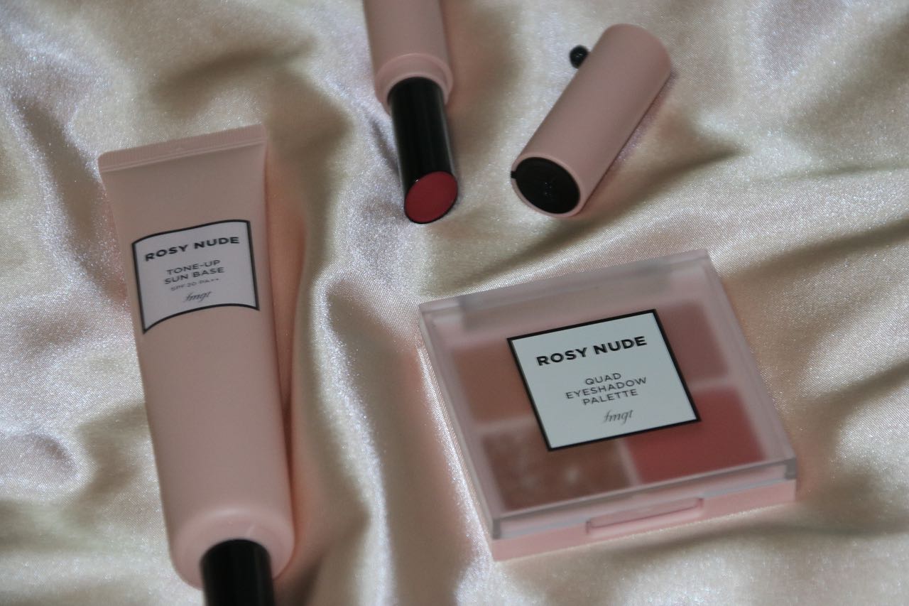 네이쳐컬렉션 #제품제공 #협찬
ROSY NUDE EDITION
⠀
로지누드 톤업 선베이스
⠀
쿼드 아이섀도우 팔레트 로지누드 에디션
03. 로지로즈
⠀
잉크 쉬어 매트 립스틱 로지누드 에디션
#13호 로지로즈
⠀
써놓고 보니 섀도우랑 립스틱 이름이 같네요 일단 로지 누드 에디션이라고 해서 말린 장미 느낌이 가을이랑 너무 잘 어울릴 것 같은 기대감에 신청했었는데 정말 가을이랑 잘 어울리는 컬러감이에요 🥀
⠀
일단 톤업 선베이스는 3 in 1 (선크림 + 톤업 + 결 보정) 기능으로 전에 제 게시물의 톤업크림처럼 수분감이 얼굴에 오래 지속되고 진짜 프랑스 장미수 함유로 장미향이 나는 게 독특해요 들뜸 없는 워터리한 사용감으로 누구나 무난하게 사용가능일 것 같아요
⠀
제가 제일 마음에 들었던 건 역시 섀도우인데 메이크업 해봤는데 정말 가을가을한 느낌이고 다 비슷비슷한 색이 아닌 개성 강한 색으로 구성되었서요 특히 저 왼쪽 위의 사이버 핑크 같은 색이 포인트 주기 좋고 특이한 거 좋아하는 저에겐 좋았어요,, ✨
텍스쳐는 폭신하면서 실크 젤리 같은 제형 뭔 주 아시죠 그런 제형이어서 발색이 한 번에 잘 되는 섀도우에요 저는 웜인데 쿨톤 분들이 좋아하실 것 같은 느낌?
⠀
잉크 쉬어 매트 립스틱은 특이한 케이스 덕분에 첨에 어떻게 여는 거지? 했는데 그게 장미 모양인가봐요 .. 섬세하네
공기같이 가벼운 에어리 제형이라 투명하고 얇게 발리고 부담스럽지 않은 발색이라 파데프리 메이크업에 추천합니당

⠀
#제품무료제공 #LG생활건강 #더페이스샵 #fmgt #픔트 #로지누드에디션 #로지누드 #선베이스추천 #아이섀도우추천 #마스크메이크업 #잉크쉬어매트립스틱 #쉬어매트 #덜묻립 #가을메이크업 #가을립스틱 #가을섀도우 #매트립스틱추천 #톤업크림 #감쪽톤업sun #선크림 #올인원톤업 #뷰스타그램 #코덕 #코덕맞팔 #뷰티계정 #dailymakeup #메이크업계정 
⠀
⠀