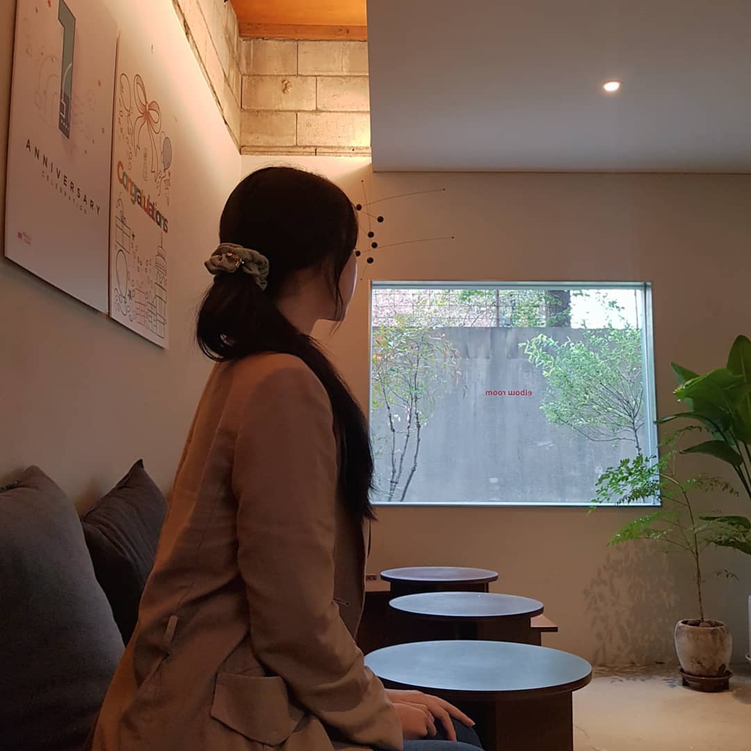 도영 on Instagram: “#협찬 #엘보우룸 남영역 민주화 기념관 골목의 로컬 카페☕ 남영역 오천번 다니면서 이런 골목이 있는 줄 몰랐던 나 반성해라... 카페 분위기도 좋고 커피랑 베이커리 다