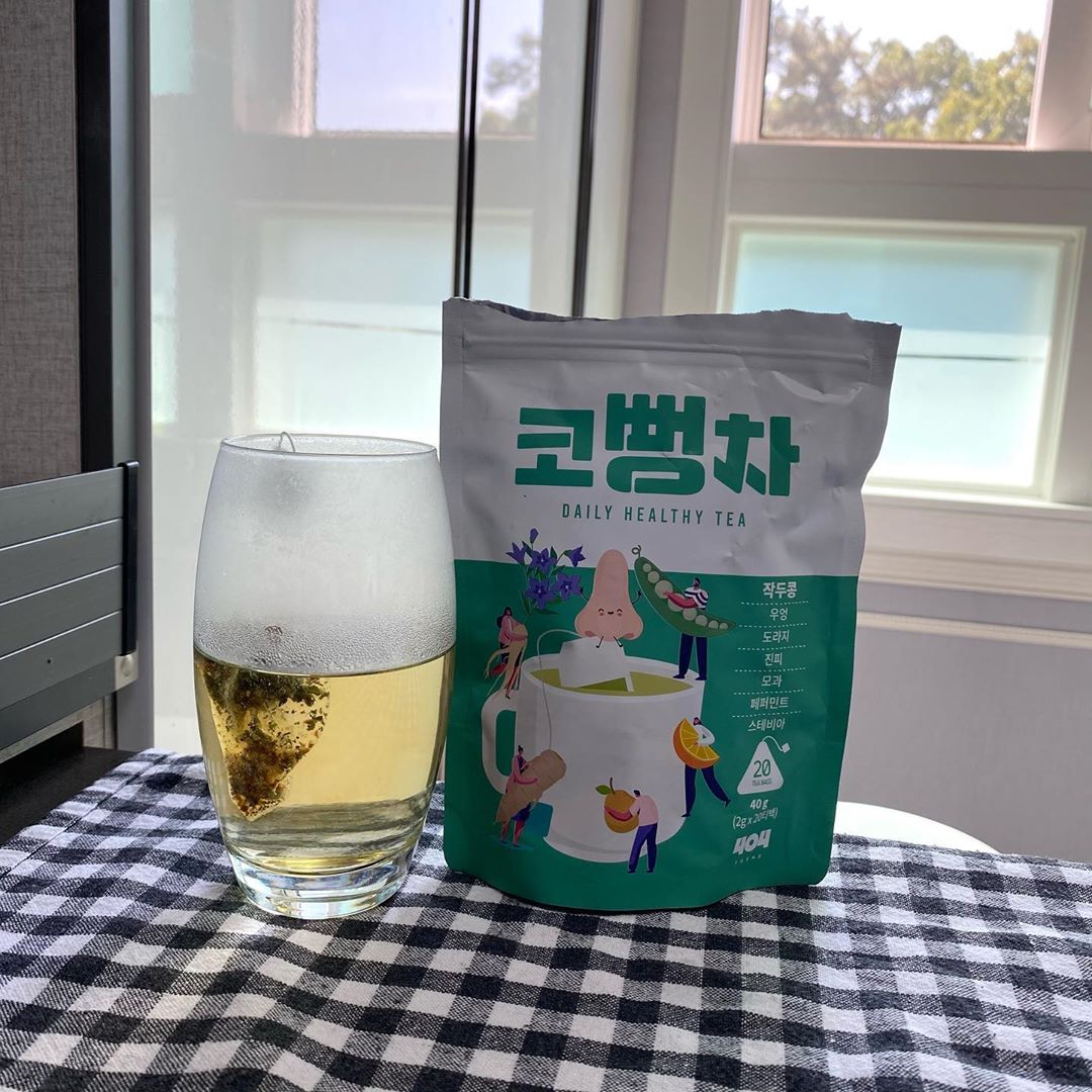 지수(jisoo) 🇰🇷 on Instagram: “#유료광고#광고 👃🏻패키지가 귀여운 코뻥차 마셔봤어요! 그림 정말 귀엽죠ㅋㅋㅋ 코뻥차는 환절기 비염관리랑 감기에 좋은 차예요. 마침 제가 비염이