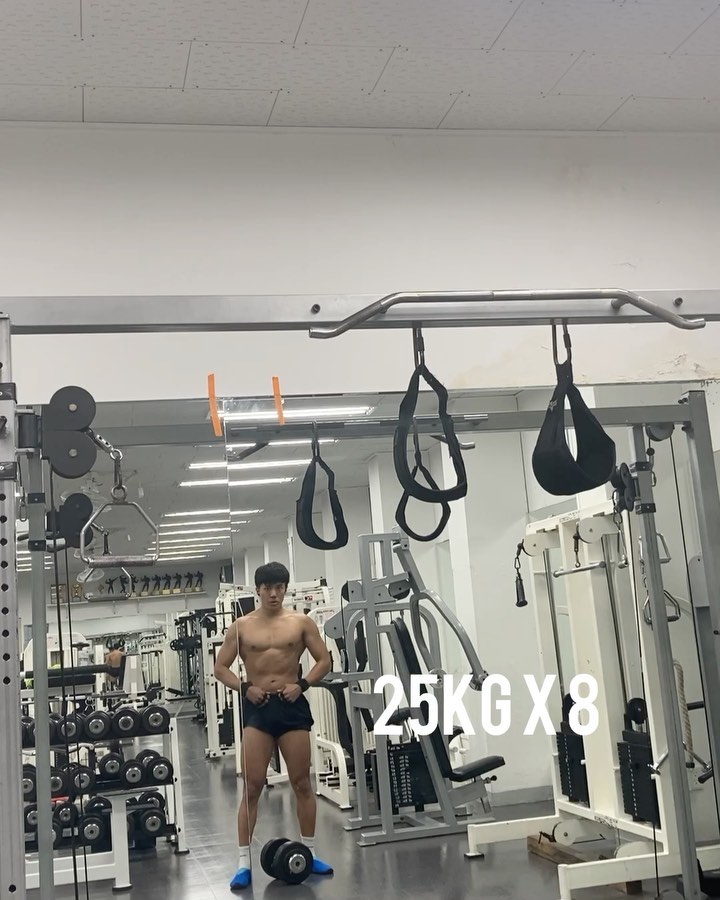 운동좋아하는 직장인 on Instagram: “#협찬 킹광호 파워빌딩으로 어깨 야무지게 털고 근손실방지를 위해 24.3g의 고단백질 함량에 순수 유청 단백질이 들어