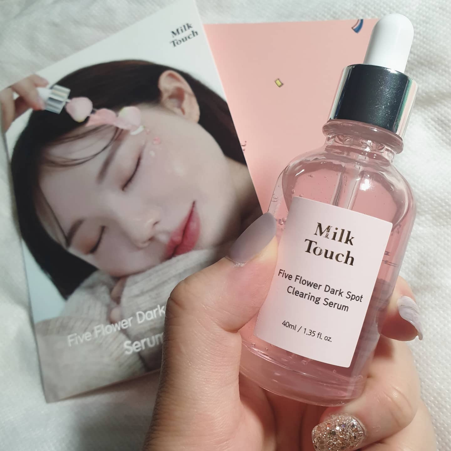 #광고 #AD 

트러블 난 자리에 남은 울긋불긋 흉터, 주근깨
꾸준히 관리해주지 않으면 결국 점점 짙어져 관리하기 더욱 어려워지는데요.

밀크터치 신제품인 #파이브플라워세럼 으로
피부 속 깊숙이 잡티의 근원까지 세심하게 관리해보아요 ! 💓

실제로 사용 해보았을때 가장 끌렸던 점은
타사 세럼들에 비해 끈적임이 거의 없고, 
속당김이 거의 없다는 점이었어요 !

게다가 세럼 속 모든 성분들이 EWG 그린 등급을 받아
초민감한 피부도 자극없이 안심하고 쓸 수 있는 순딩이랍니다 💕

- 밀크터치로부터 제품을 제공받아 작성한 후기입니다.

milktouch_official 

#협찬 #제품증정광고 #밀크터치 #잡티세럼 #브라이트닝세럼 #수분공급세럼 #잡티케어 #파이브플라워세럼 #밀크터치 #밀크터치세럼 #밀크터치 #잡티고별세럼 #밀크터치잡티세럼 #스킨케어 #피부 #피부관리 #뷰티 #메이크업 #코스메틱 #코덕 #motd #리뷰 #후기