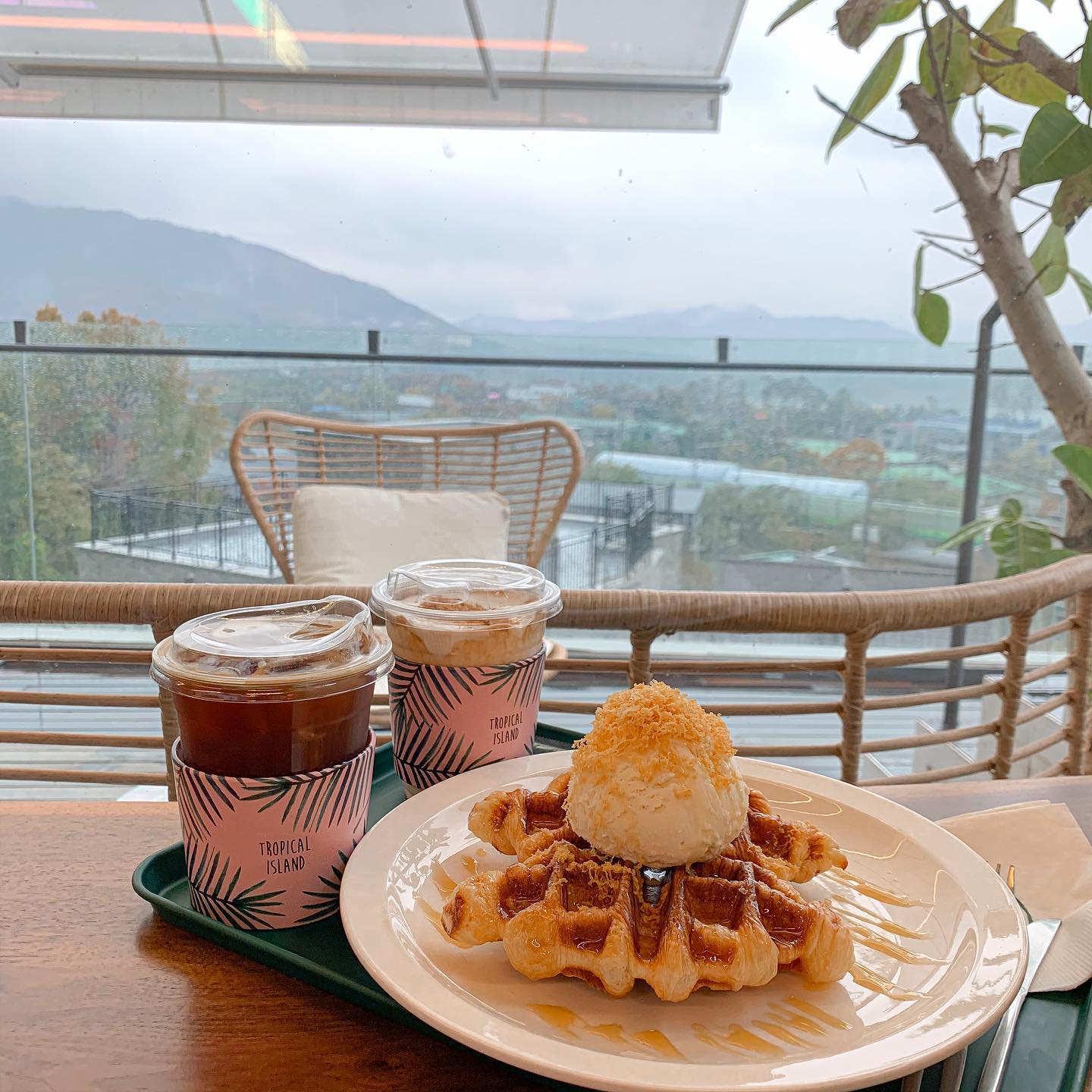 #세먹_남양주 #세먹_팔당 #로그
.
팔당(남양주)에 새로생겼지만 내 맘에 쏙 든 한강뷰 카페
.
팔당에 있는 카페란 카페는 다 가본 세먹구램•••
.
이젠 그 경치가 그 경치같고 음료도 똑같은거 같다.
.
그러다 새로생긴 이 로그 카페를 발견!
한강 바로 앞에 있는 카페는 아니지만
산 중턱에 있어서 오히려 더 넓은 강 뷰+스타필드까지 볼 수 있다
(이 점이 정말 맘에들었음 (˃̶᷄‧̫ ˂̶᷅๑ )
.
거기다 인테리어 진짜 예쁨💥
매장 내부 테이블, 의자, 분위기, 가구들 보면
사장님의 센스가 넘나 잘 보인다ღ'ᴗ'ღ 
사진에 잘 안담기는게 한 (;´༎ຶД༎ຶ`)
.
주말, 평일 밤에 쫀쫀한 크로플에 커피한잔 때려주면서
한멍(한강보면서 멍때리기)해주면
최고의 휴식,,,♥
.
.
💡상호명 : 로그
💡가격 : 치즈크로플 13000 아이스아메리카노 6000 헤이즐넛크림라떼 8000
💡위치 : 경기 남양주시 와부읍 팔당로81번길 74-40
.
.
맛 : ☀️☀️☀️☀️크로플&아아 맛있음. 크림라떼는 쏘쏘...
분위기 : ☀️☀️☀️☀️☀️분위기가 다하는 곳. 가구들도 내 취저
접근성 : ☀️☀️☀️🌗 주차가능
비주얼 : ☀️☀️☀️🌗