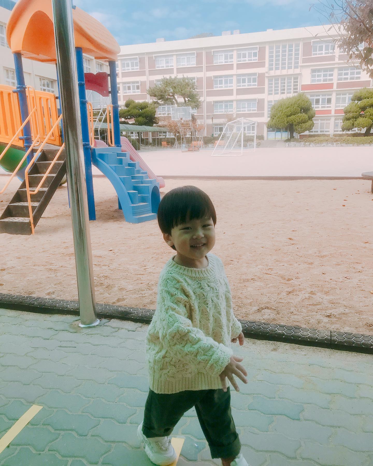 주말 아침부터 헬 육아 🤣
그래도 잘 웃고 뛰어노는 널 보면
엄만 행복해😘❤️
미소가 아름다운 찬이🥰
집으로 go~하다가 급 이발 ㅋ🤹🏻
역시 남자는 머리빨 ㅋㅋㅋ😆

#놀이터투어 #모닝운동#체력증진#이발했어요✂️ #편의점투어#공룡득템🦖 #육아의끝은어디인가