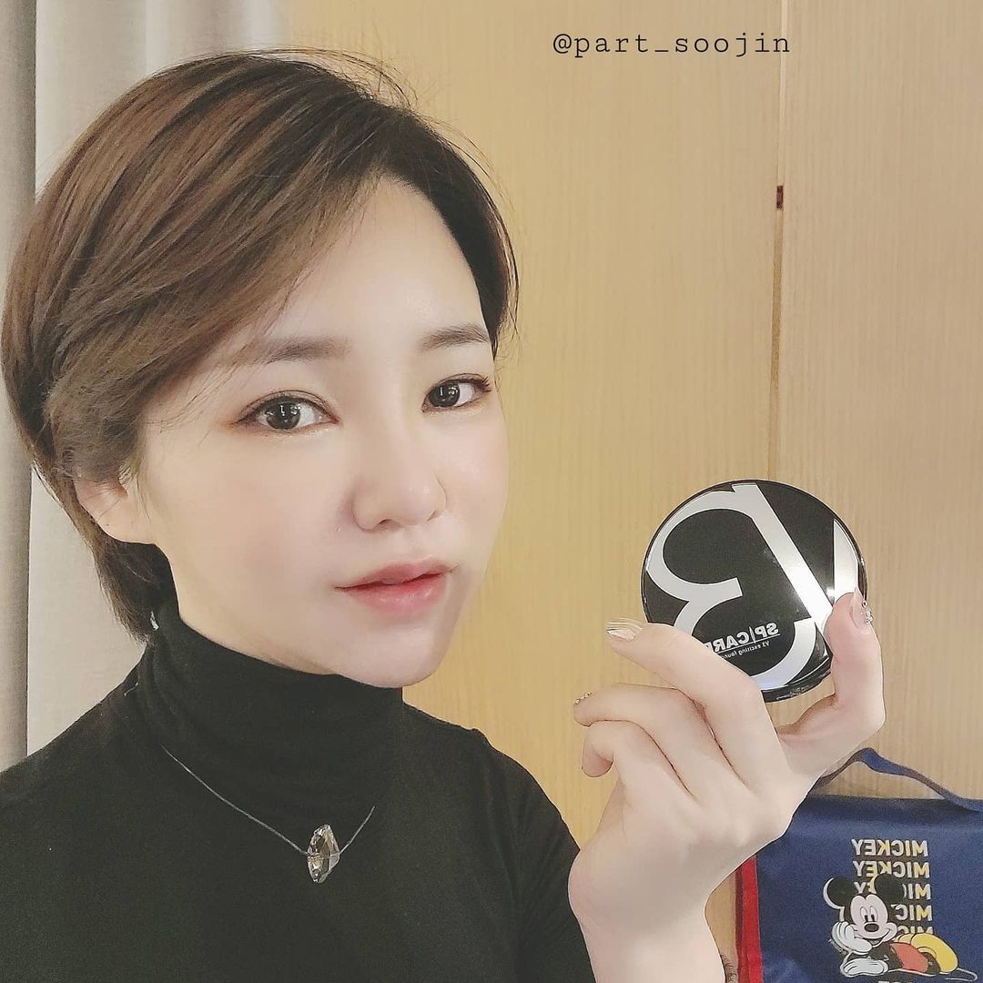 ᴋɪᴍ ѕᴏᴏ ᴊɪɴ on Instagram: “#협찬 이지만 진짜 대박 쿠션발견🤩😳 V3 exciting foundation (V3 익사이팅 파운데이션)이에요 에어펌핑으로 위생적인 사용 가능한 팩트랍니당 광채나는 피부 표현에 우수한 밀착력으로 어떤 피부톤에도 자연스러운 연출이 가능하다는…”