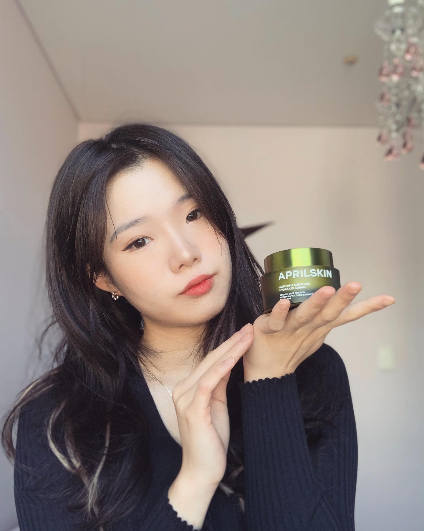 (#협찬 #광고 ) 이제 곧 겨울이에요... (난 이번년도에도 솔크...🙃) 그래도 피부는!!! 지켜주고싶으니까!!! 그래서 #에이프릴스킨 (aprilskin_korea)의 쑥 스쿠알란 하이드라 젤 크림을 사용중이에요. 꾸덕하지만 답답하지 않은 크림으로 기초를 다지니 화장도 잘 먹고 모공도 더 잘 커버되네요 😊
🌿
예민한 사람들도 사용할 수 있도록 피부 자극을 최소화하고 저자극 인체 적용시험도 받은 순한 젤 크림입니다. 영천쑥추출물, 스쿠알란, 7-히알루론산 콤플렉스가 함유되어 피부에 수분을 공급하고 홀딩해줍니다! 
🌿
.
.
.
.
.
.
#에이프릴스킨#aprilskin#크림#크림추천#피부진정#수분크림#수분크림충전#수분충전#쑥크림#에이프릴스킨크림#예리#peelingpad#스킨케어#피부관리#인친#소통#맞팔#선팔 #일상#데일리#뉴욕#explore#nyc#seoul#kbeauty