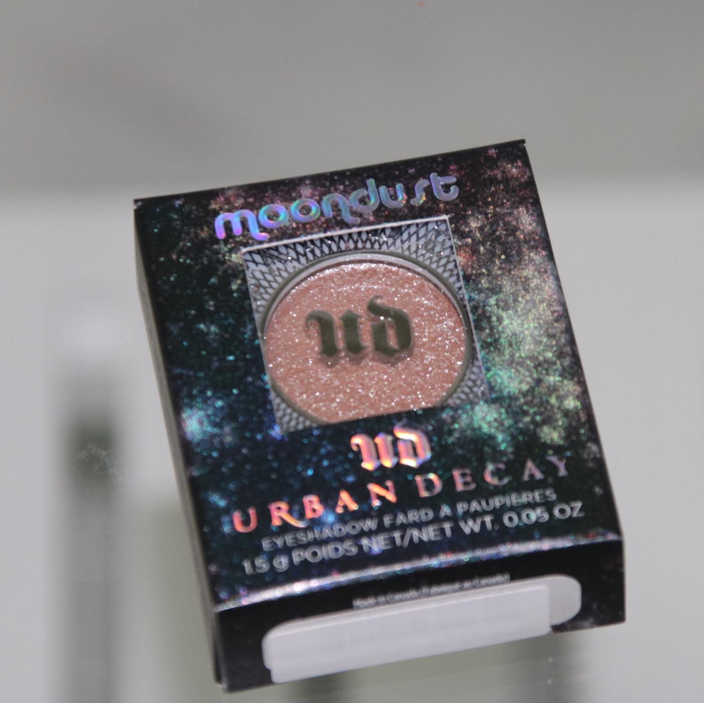 어반디케이 문더스트 아이섀도우 #스페이스카우보이 #내돈내산
⠀
1.5g / 28000
⠀
오늘은 제 첫 어반디케이 섀도우를 소개합니다
첨에 친구가 바른 글리터가 예뻐서 물어봤다가 선물받아서 헤비메탈 글리터 쓰면서 자글자글한
펄 입자가 그동안 발랐던 다른 거랑 정말 차원이 달라서 너무 좋다.. 너무 예쁘다 이랬는데
문더스트 섀도우는 처음 사봤어요!
⠀
그중에서도 유명한 스페이스카우보이랑
올나이터 롱래스팅 픽서 이렇게 데려왔어요 >_<
⠀
어반디케이 제품은 이걸로 세번째 리뷰인데요
제가 가지고 있는 건 미드나잇카우보이, 그라인드, 스페이스 카우보이, 픽서 이렇게에요
⠀
케이스가 우주 그 자체... 사놓고도 쓰기 아까웠어요
⠀
조그만한 아이프라이머 두 가지 샘플도 같이 받아왔는데 이거 말고 보라색 샘플 프라이머 먼저 눈두덩이에 발라주고 문더스트 섀도우 발라봤어요 ✨✨ (난 아이프라이머 처음 발라봄)
⠀
훨씬 유지력 / 밀착력이 좋다고 해요.
⠀
아는 사람은 다 아는 레전드 펄섀도우
은하수, 달, 우주 컨셉에 맞게 몽환적인 분위기에
진짜 어떻게 발라도 망칠 일 없을 것 같아...
⠀
저는 색상을 단순하고 자세하게
보여드리려고 단독으로 발랐는데
정말 입자가 느껴지지 않을 정도로 매끄럽고 촉촉했어요
⠀
아 얘 유명한 이유 있었구나,,,, 진짜 저 믿고 사세요
⠀
베이지 베이스에 실버 펄이 더해진 섀도우인데
정말 각도에 따라 골드인가 실버인가 싶게 묘하게 예뻐요
⠀
⠀
#어반디케이 #어반디케이섀도우 #어반디케이섀도우팔레트 #urbandecay #문더스트 #문더스트아이섀도우 #섀도우추천 #글리터추천 #데일리메이크업 #코덕 #코덕맞팔 #헤비메탈글리터 #내돈내산글리터 #어반디케이픽서 #otd
⠀
​