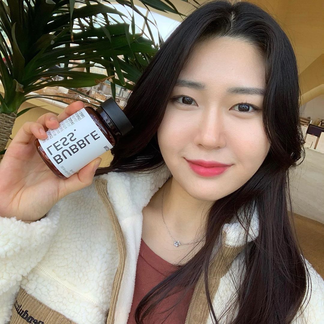 이세인 on Instagram: “#협찬 잦은 연말 약속으로 체력 부족한게 느껴져서...🤧 먹기 시작한 버블레스 비오틴 비타민! ⠀ 이 비타민은 피부와 점막을 형성하고 기능 유지, 상피세포의