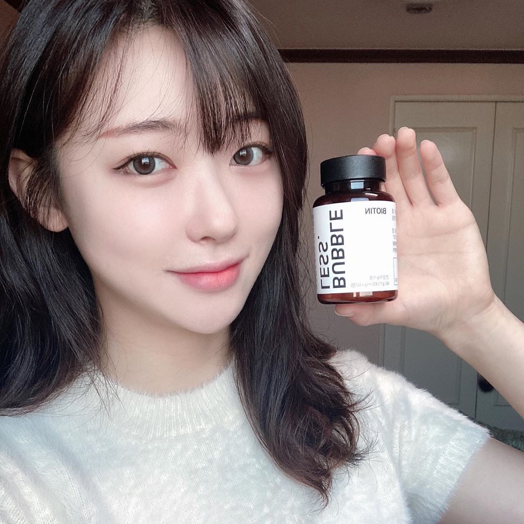 최지우 on Instagram: “<버블레스> 비오틴💕 단백질 대사와 에너지 생성에 필요한 비오틴 함유! 딸기맛이라 맛있당🍓 #버블레스#버블리스#버블래스#버블레스비오틴#비오틴#비오틴추천