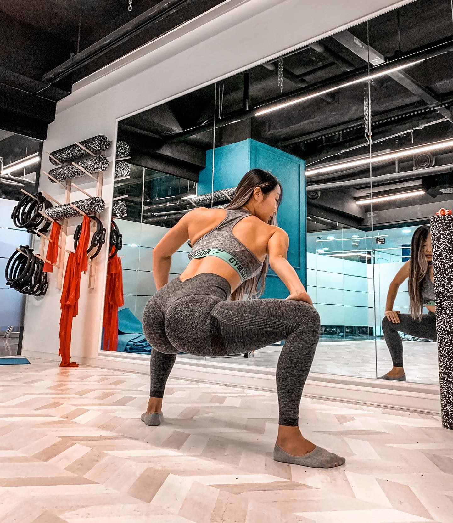 .
𝐃𝐚𝐲 05.
𝐋𝐞𝐠 & 𝐒𝐡𝐨𝐮𝐥𝐝𝐞𝐫 & 𝐁𝐢𝐜𝐞𝐩𝐬 𝐝𝐚𝐲 🏋🏽‍♀️ 
[ 다리 어깨 팔! ]
: 5째날 운동 인증 사진은 없어서 
프프 모임때 찍어둔 레깅스 착샷으로!
.
•스쿼트 (프리웨이트)
빈바(15)/40𝐤𝐠(15)/50𝐤𝐠(12)/60𝐤𝐠(8)/60𝐤𝐠(8)/70𝐤𝐠(5) 
.
: 60𝐤𝐠 부터 무게 전보다 -2개씩 줄음
컨디션 고려해 후엔 레그 프레스로 중량
.
•숄더 프레스 (덤벨 + 스미스)
✔️덤벨 : 7.5𝐤𝐠씩 (15)/10𝐤𝐠씩(12)
✔️스미스 : 20𝐤𝐠(15)/30𝐤𝐠(10)/30𝐤𝐠(10)
35𝐤𝐠(4)-30𝐤𝐠(5개 이어서 추가)
.
•레그프레스
40𝐤𝐠(20)/60𝐤𝐠(20)/80𝐤𝐠(20)/100𝐤𝐠(15)/120𝐤𝐠(15)/140𝐤𝐠(15)
.
•덤벨이두컬
4𝐤𝐠(15)/4𝐤𝐠(15)/6𝐤𝐠(12)/8𝐤𝐠(10)
.
🍽 식단
•아침-오트밀,바나나
•점심- 우둔살 볶음, 상추,두부
•중간식 - 바나나, 달걀2, 커피
•저녁- 훈제란1, 브로콜리, 닭가슴살 소세지, 양상추, 토마토 샐러드 
.
#dalongsmeal ➿ᴄʟɪᴄᴋ 하면 더 많은 식단이!
.
📝오늘의 운동복 착샷!
엉덩이 라인을 살려주는 골지 니트 소재
#어쉬레깅스 #제품협찬 감사합니다!
입자마자 애플힙.. 아니 수박힙?! 만들어줌
.