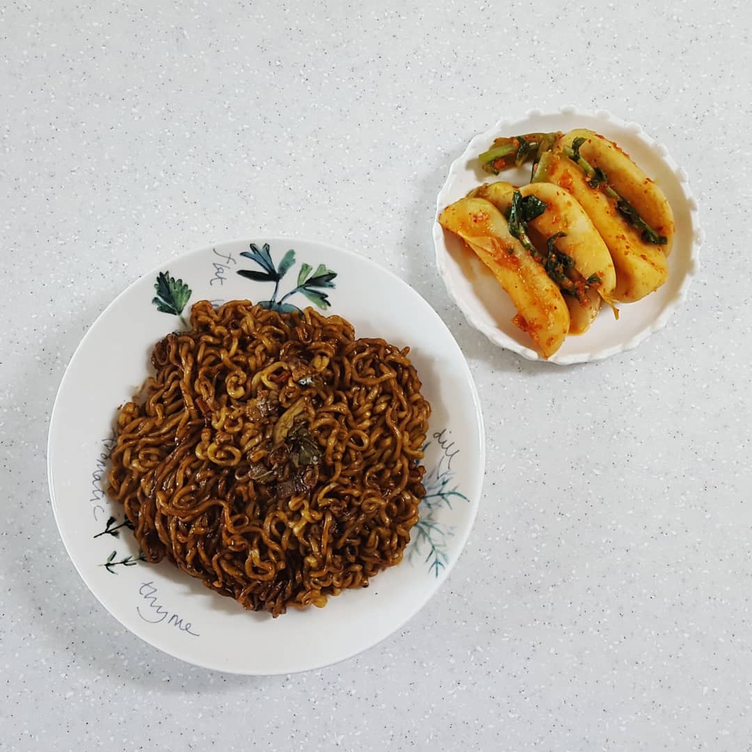 #협찬 #맛있는총각김치
.
출출한 오후 짜장라면 먹을때
같이 먹으면 최고인 총각김치
.
경남 김해에서 생산한 건강하고
맛있는 경상도식 알타리 총각김치!
아삭아삭 진짜 맛있어요
.
국산 총각무에 영양 가득 천일염
재료가 국내산 원료들만 사용해서
온가족이 믿고 먹을수있답니다
갓 담궈서 보내는 김치라 받은 후
숙성시킬수록 더욱더 맛이 좋아요
.
입맛없을때 요 맛있는 총각김치
하나면 밥한그릇 뚝딱!!!
라면,짜장라면이랑 먹을때 최고!
믿고 먹는 우리농산물로 만든
건강한 김치! 많이들 드셔보세요
.
https://shopping.naver.com/fresh/directfarm/stores/100796393/products/4995065216
.
#김치추천 #총각김치 #경상도김치
#경상도식알타리총각김치 #집밥그램
#알타리총각김치 #김치 #천일염김치
#건강에좋은음식 #안전한먹거리
#김장김치 #국산김치 #국산총각김치