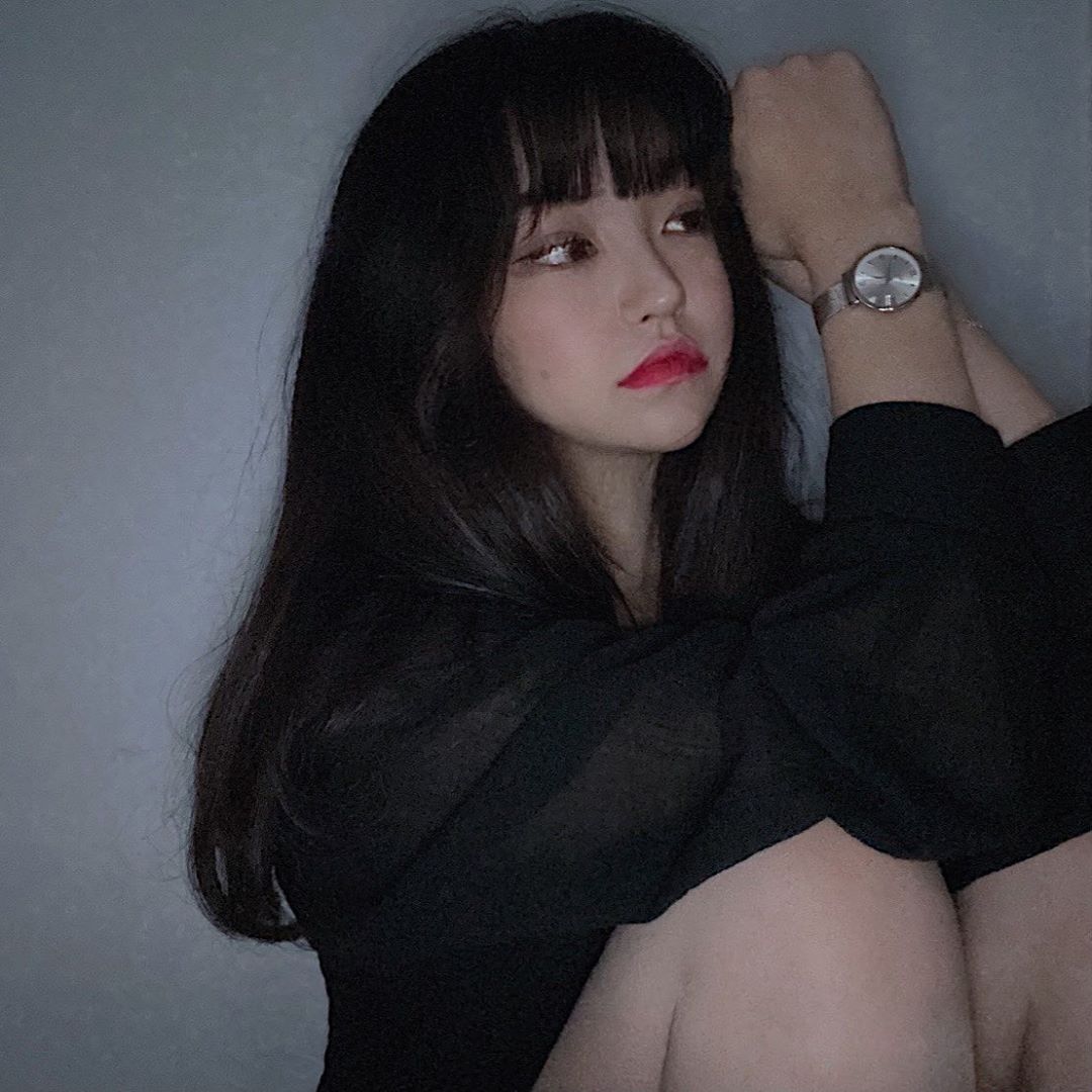 신윤서’s Instagram photo: “#협찬 . . 어느 코디든 찰떡⌚️ . .…”