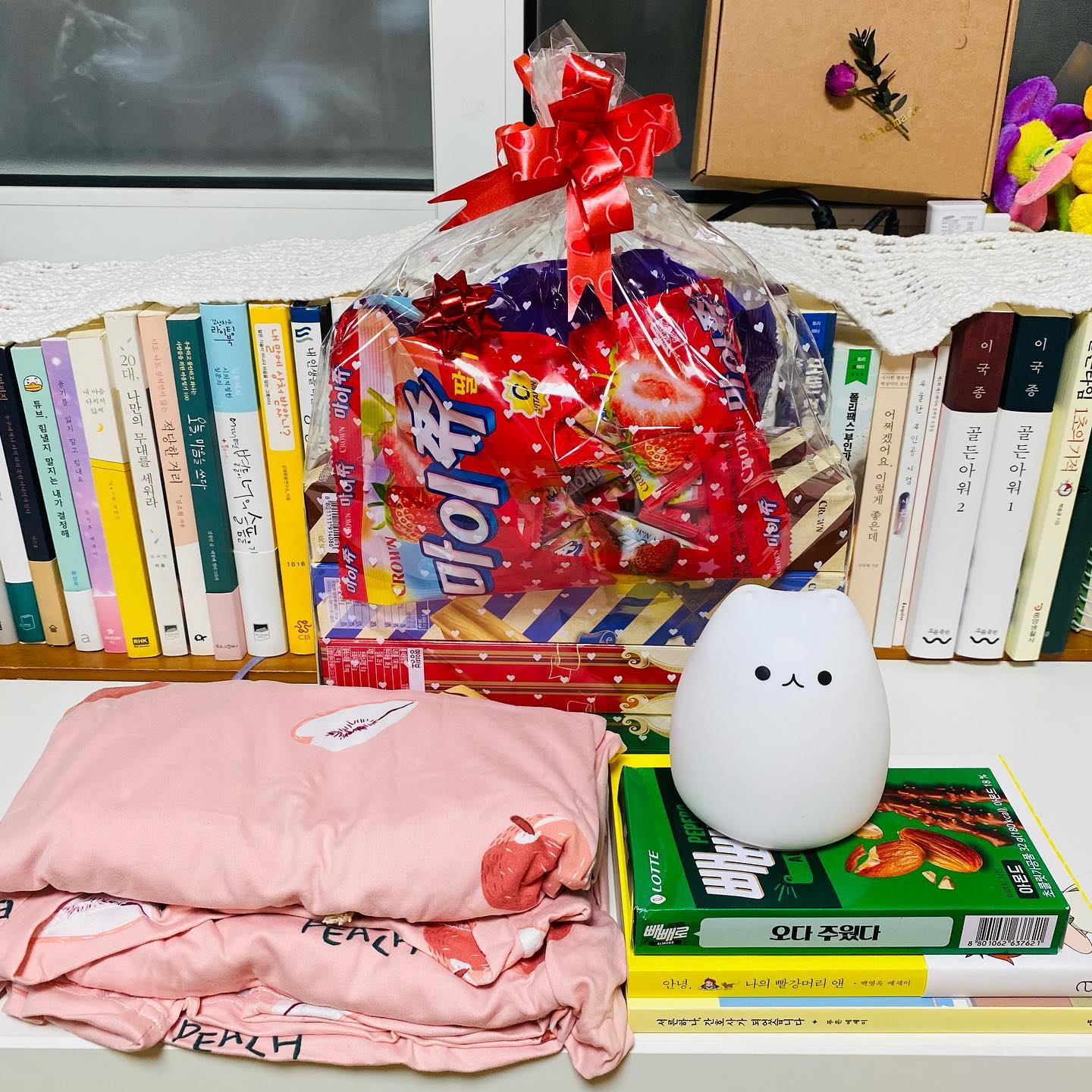 1차 배송왔습니다🎁
생에 최고 처음 축하도 선물도 많이받은 해입니다. 
지인분들, 고객님들 다들 너무너무 고맙습니다🙏🏻
그리고 오해로인해 오랫동안 연락못한 ,
너무 보고싶던 친구에게 연락이
오늘 저를 또 감동시켰습니다. 
이날을 비롯해 늦게나마 용서와 용기내준거도 고맙습니다.

#생일선물 #빼빼로데이 #빼빼로 #파자마세트 #led무드등🌙 #책2권 #서른하나간호사가되었습니다 #안녕나의빨강머리앤 #미용인✂️ #울산 #경주 #고객감동👍#책스타그램📚