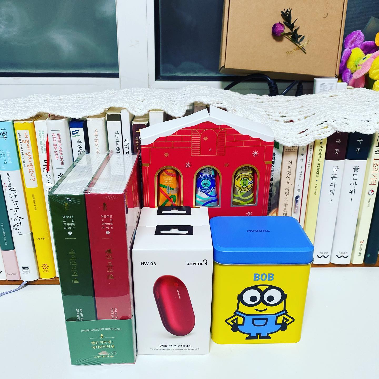 2차 배송왔습니다🎁
항상 생일쯤만되면 묘한감정과
우울함이 많이와 좋아하지않는 날이였는데
사실 올해의 생일역시 여느때와 같이
우울한와중에 처음 많은분들께
감동받고 사랑받는 기분을 느낀 날입니다.
제 생일을 시작으로 하루 늦은뒷날도
그 뒷날도 그리고 오늘까지도 또 하루 한분씩
생각보다 많은분들이 조금 늦은 축하를 미안하다며
잊지않고 해주셔서 너무 고마운날들을 보내고있습니다
올해는 잊지못할 한해가 되어가고있습니다
축하해주신 모든분들 고맙습니다🙏🏻

#생일선물 #빼빼로데이 #록시땅핸드크림세트 #로이체미니손난로 #빨간머리앤에이버니의앤리커버에디션세트 #책2권 #고려은단미니언즈 # #미용인✂️ #울산 #경주 #고객감동👍#책스타그램📚#사랑받는해