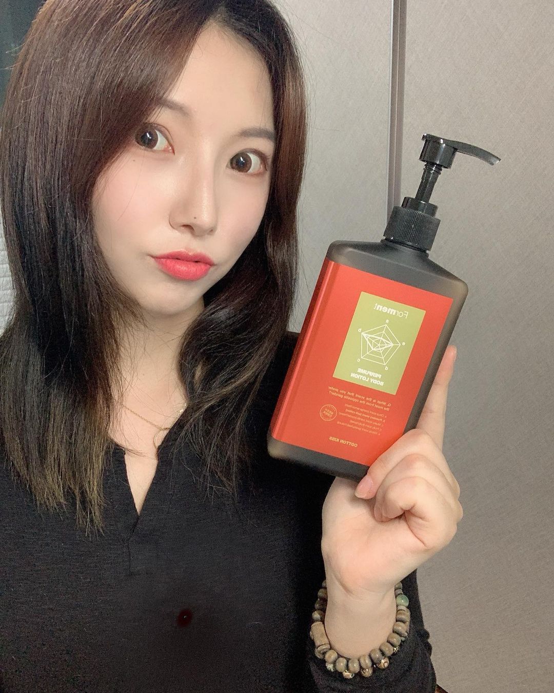 DA_JEONGs2 on Instagram: “포맨트 바디로션 퍼퓸키스💋 이름같이 향도 좀 야함... ㅋㅋ 냄새가 처음에는 너무 묵직한가 싶었는데 맡을수록 중독되서 킁킁대게 됨 하.. (지금도맡는중) 왜 여자들