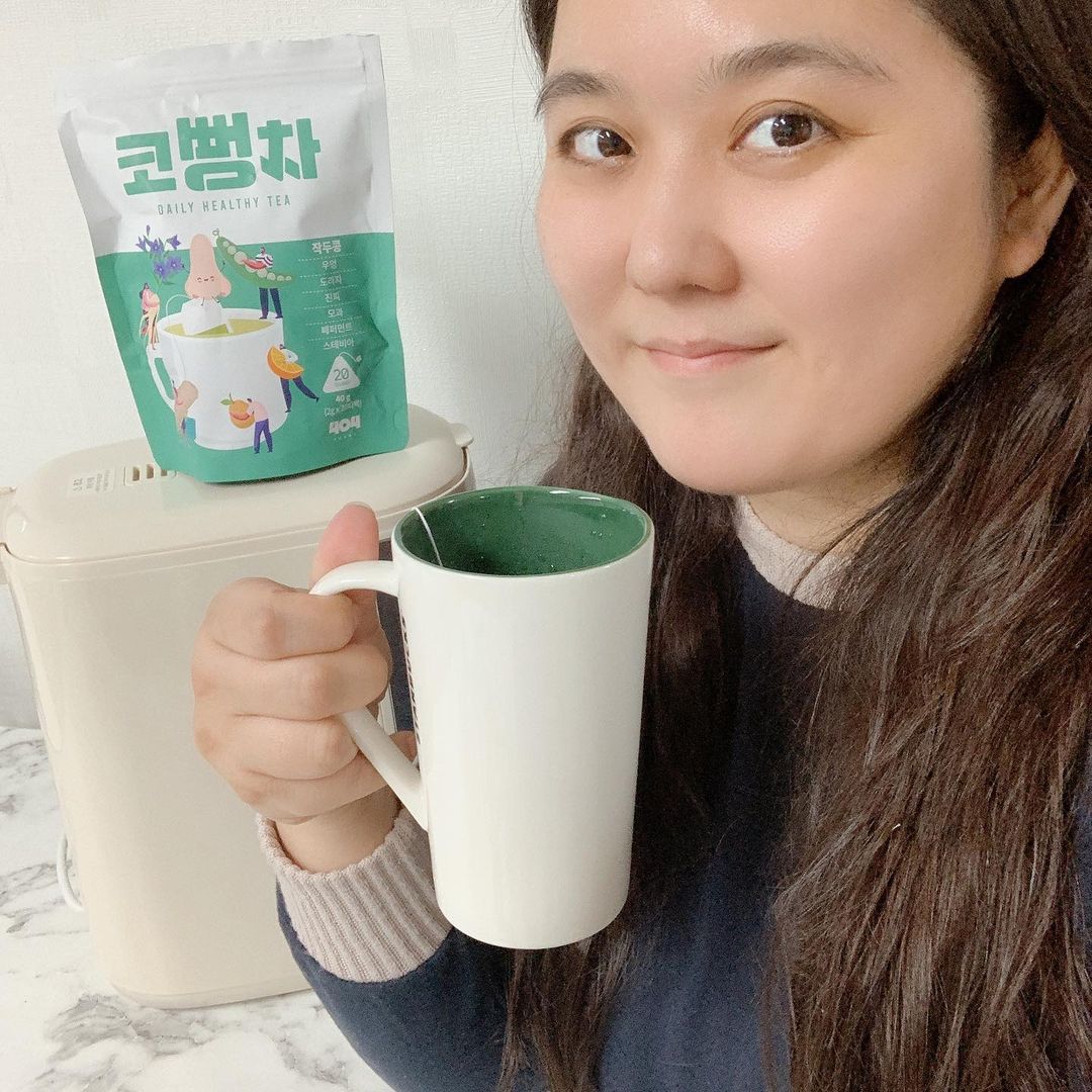 쪼꼬미 on Instagram: “#협찬 잠들기 전 따뜻하게 한잔 _ 작두콩 우엉 도라지 진피 모과 비염관리에 좋다고 알려져있죠. 국내산 천연원물 5가지를 상쾌한 허브인 페퍼민트와 블랜딩했어요. 누