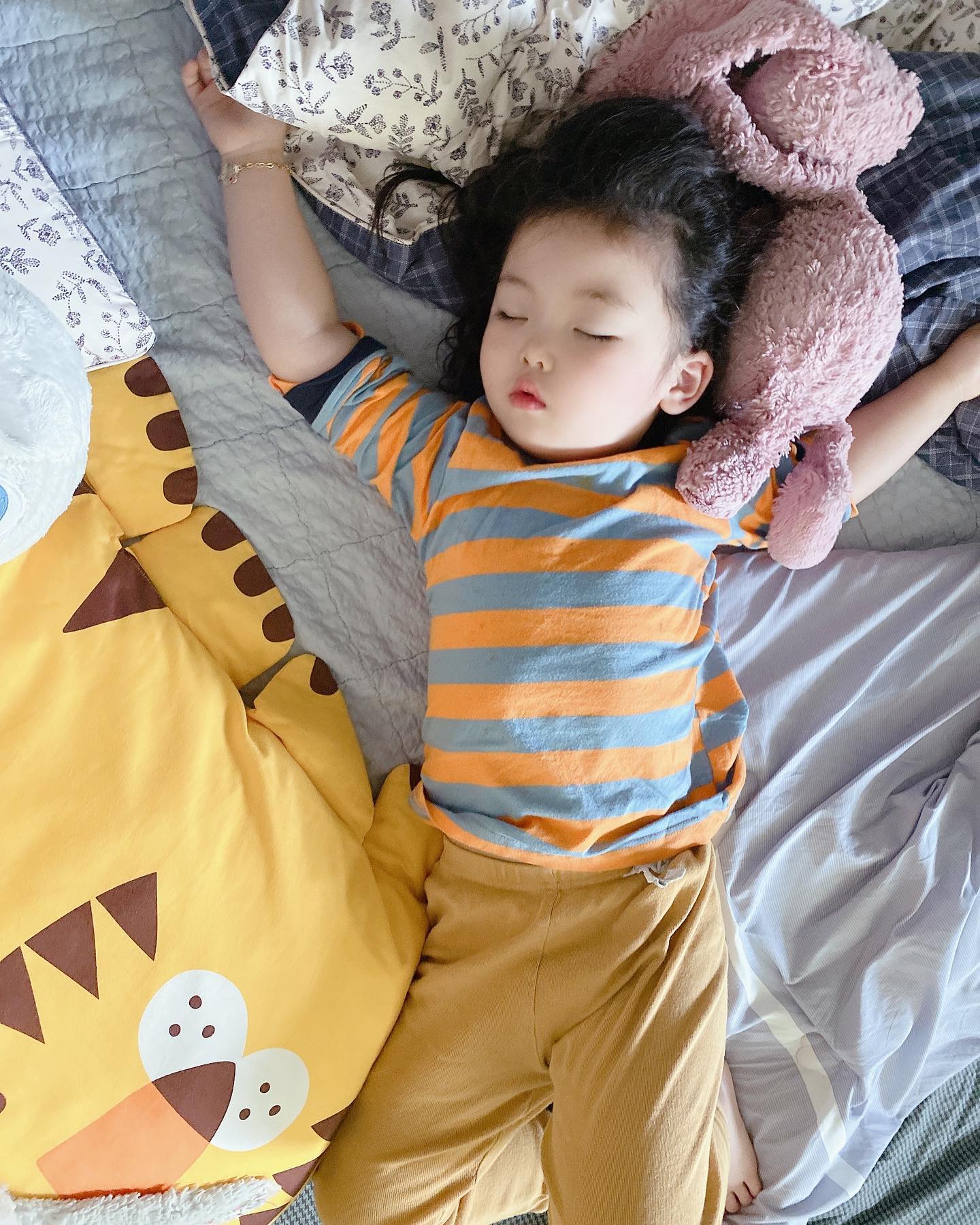 자는거에서 서로 성향이보이쥬?

하온이는 팔벌리고 배를 훌러덩까고자요....ㅎㅎㅎㅎ
예온이는 배게안배면 중간에 눈떠서 배게로 찾아가서 꼭옆으로 자요 ㅎㅎ

제배로 낳았지만 너무 다른모습에 
볼때마다 신기하네요 ㅎㅎㅎ
오늘도 잘다녀와 공주들💕

#금쪽같은내새끼